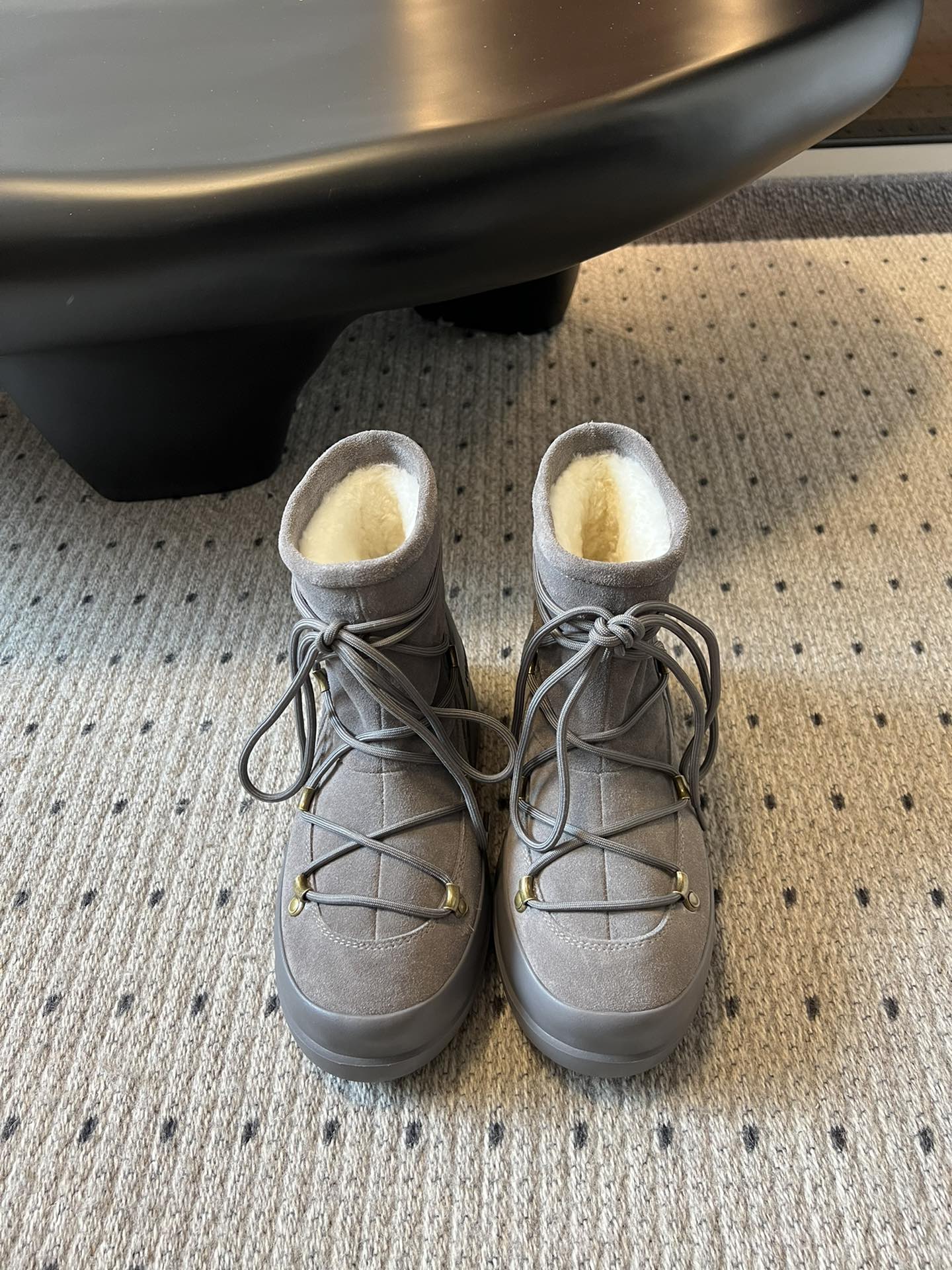 代购级别 MOON BOOT LUNA系列 24秋冬季新款 雪地靴 一双不分左右脚的鞋！超有特点！软软糯