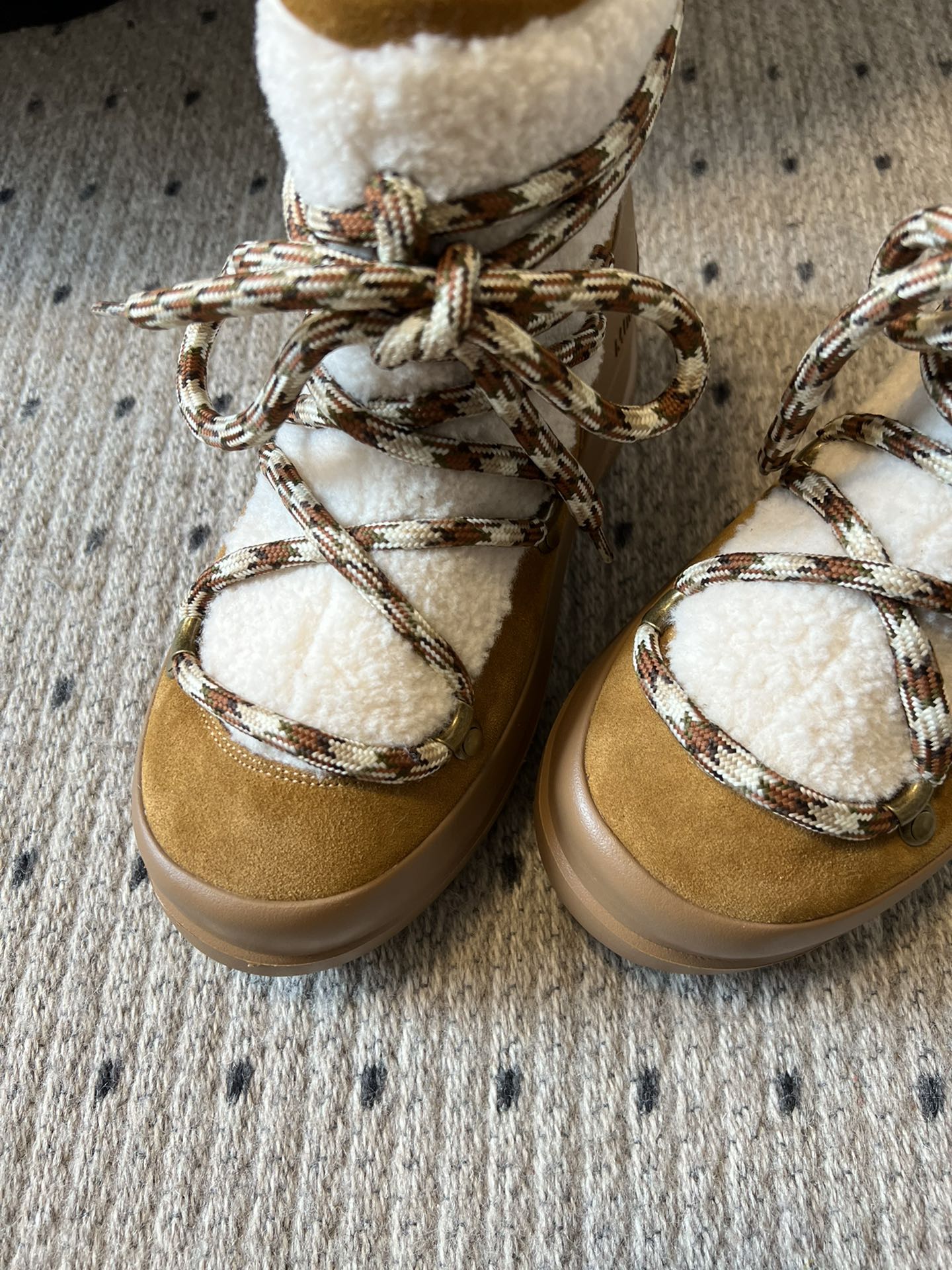 代购级别 MOON BOOT LUNA系列 24秋冬季新款 雪地靴 一双不分左右脚的鞋！超有特点！软软糯