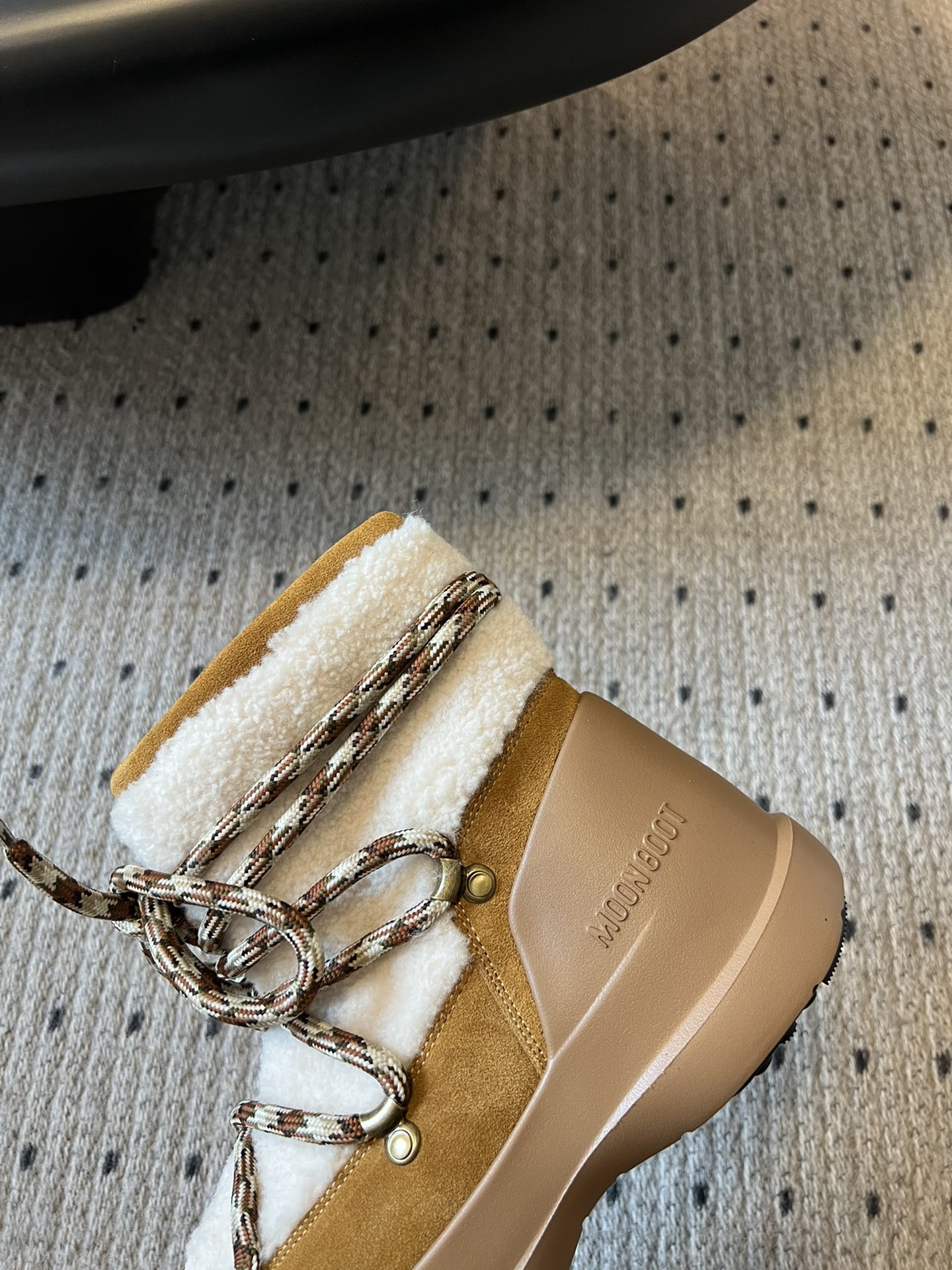 代购级别 MOON BOOT LUNA系列 24秋冬季新款 雪地靴 一双不分左右脚的鞋！超有特点！软软糯