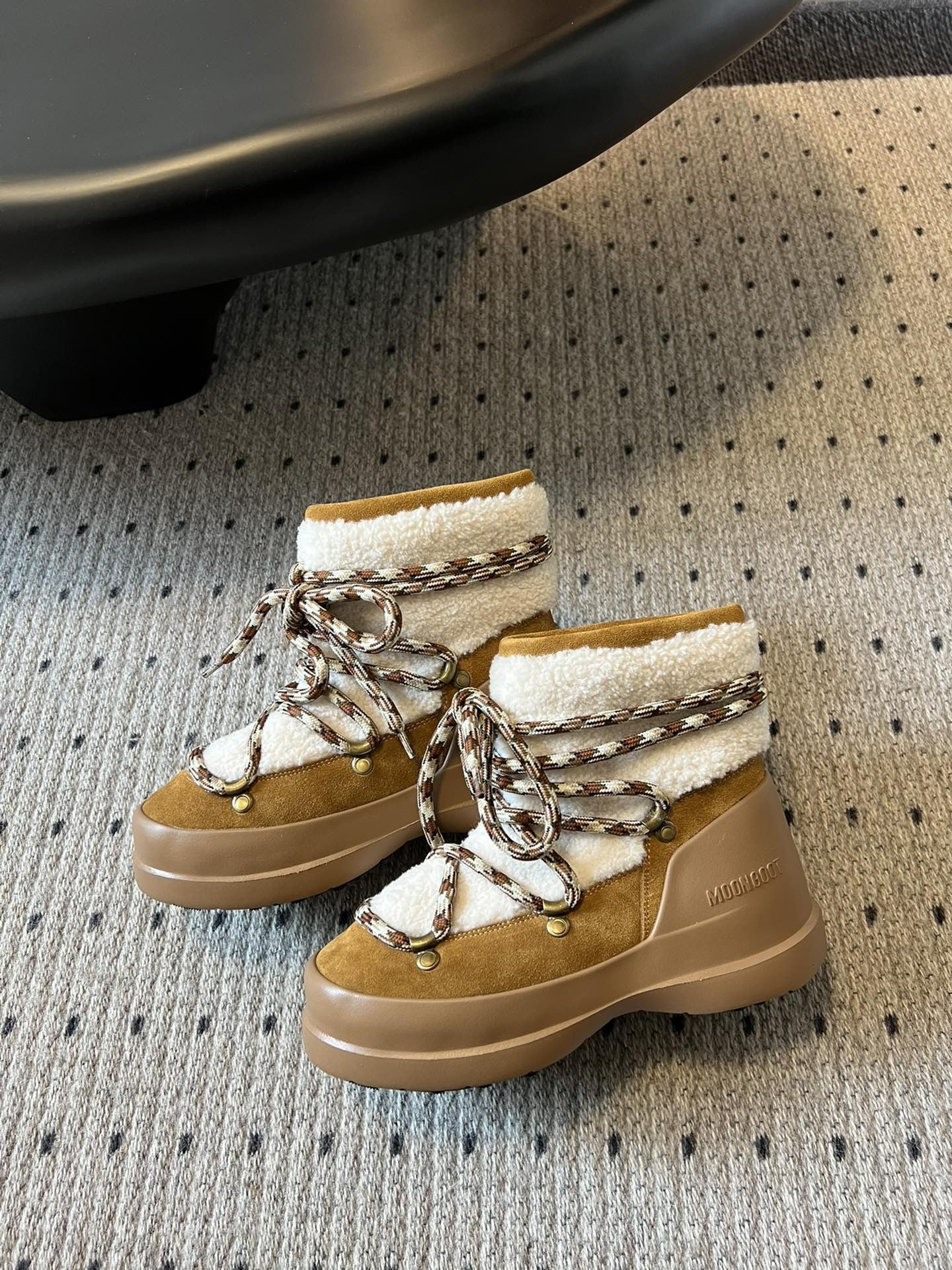 代购级别 MOON BOOT LUNA系列 24秋冬季新款 雪地靴 一双不分左右脚的鞋！超有特点！软软糯