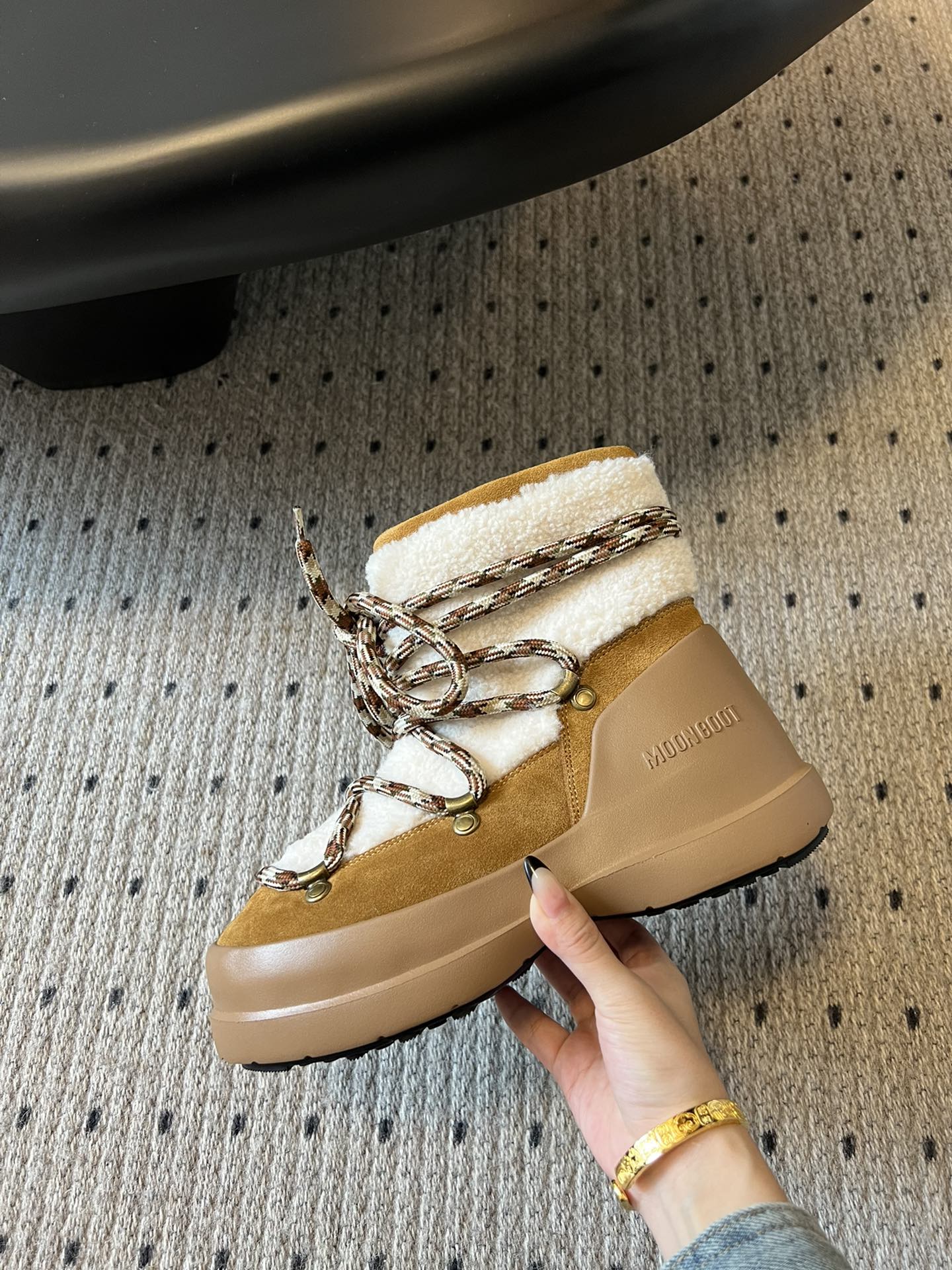 代购级别 MOON BOOT LUNA系列 24秋冬季新款 雪地靴 一双不分左右脚的鞋！超有特点！软软糯