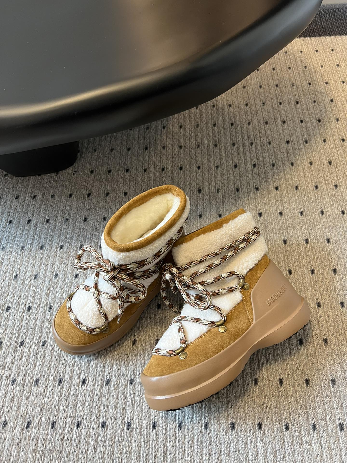 代购级别 MOON BOOT LUNA系列 24秋冬季新款 雪地靴 一双不分左右脚的鞋！超有特点！软软糯