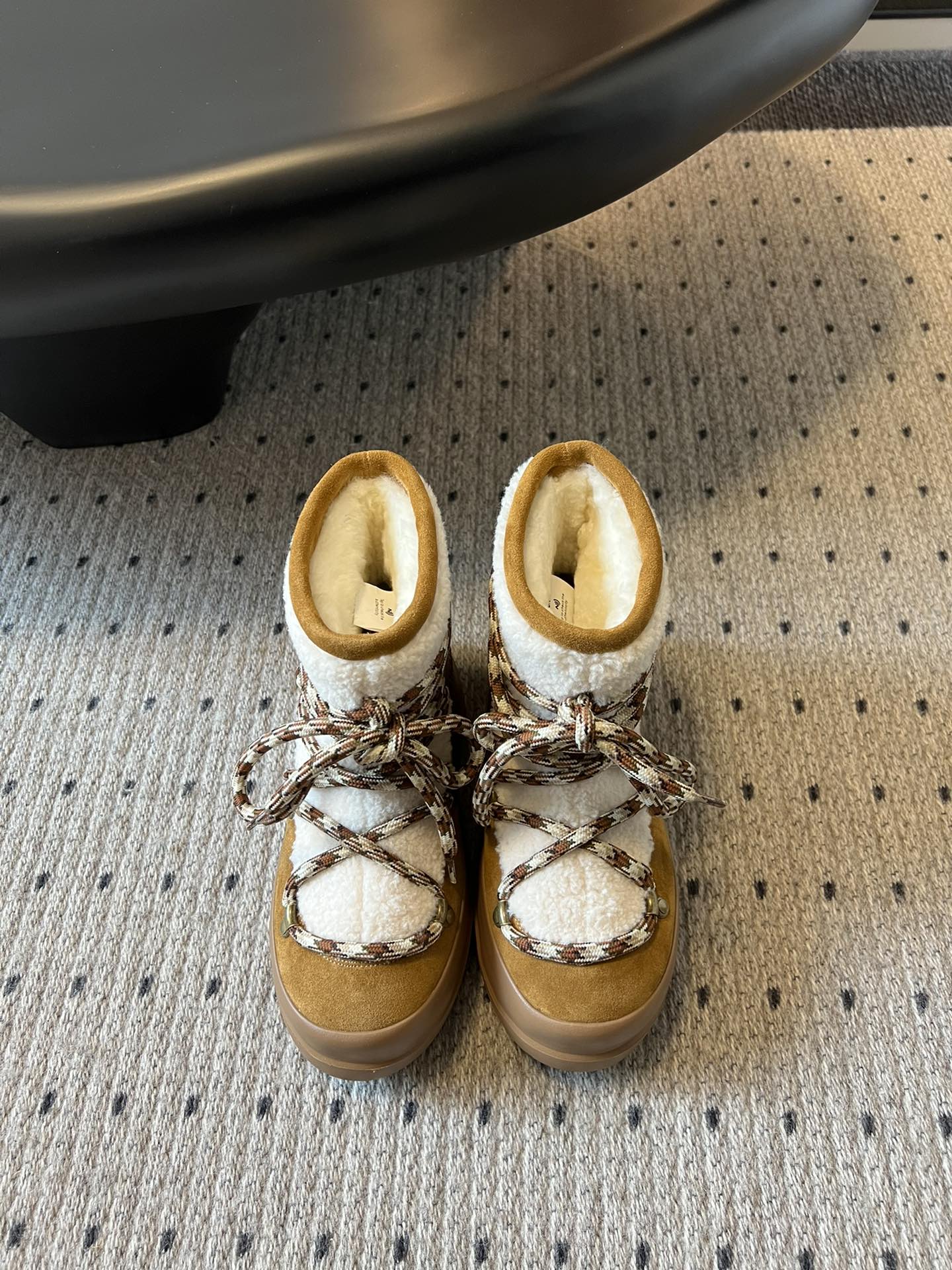 NO:559129,Purchasing agent level MOON BOOT LUNA series 24 autumn and winter new snow boots, a pair of shoes that are suitable for both left and right feet!  Very unique!  So soft and glutinous like bread, I bought moonboot snow boots for long-termism. I wanted to chase the aurora in winter. I compared many snow boots. The ultra-light foam outsole is a classic model of moonboot. It is too unusual for daily use, and it takes up a lot of luggage. A shopping genius discovered the park series, which is warm and everyday. SOULMATE ” is a soul mate.  41 Customized (no return or exchange), snow boots, boots19860909代购级别 MOON BOOT LUNA系列 24秋冬季新款 雪地靴 一双不分左右脚的鞋！超有特点！软软糯糯像面包 长期主义购物一moonboot雪地靴因为冬天想去追极光,对比了很多雪地靴,超轻发泡大底 moonboot的经典款实在太不日常了,而且感 会很占行李箱本购物小天才发现了park系列,保暖且日常 SOULMATE ”是灵魂伴侣 “SOULMATE ”是一双不分左右的鞋 Size#35-41（40 41订做不退换）,雪地靴,boots,Women's Shoes