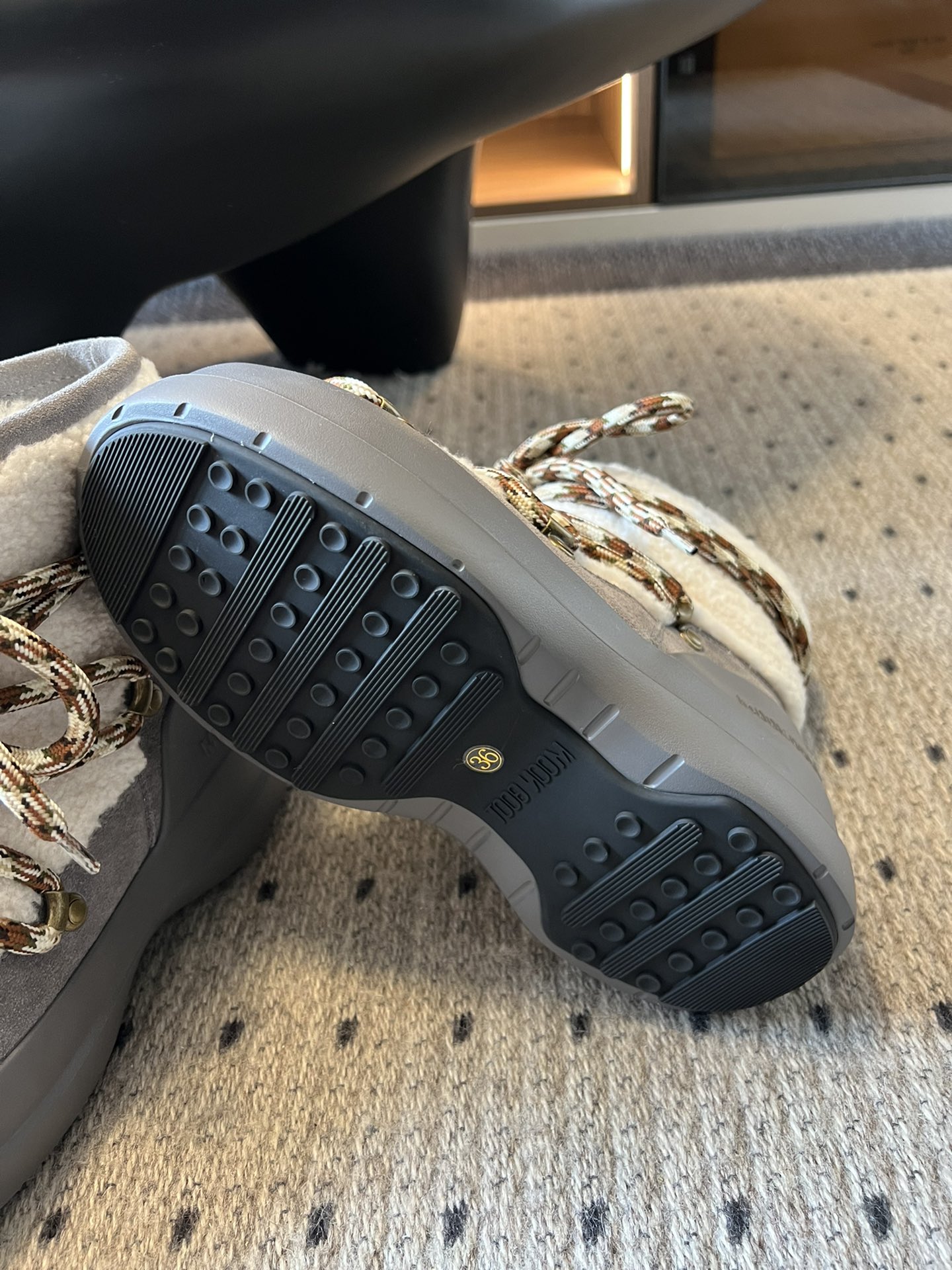 代购级别 MOON BOOT LUNA系列 24秋冬季新款 雪地靴 一双不分左右脚的鞋！超有特点！软软糯