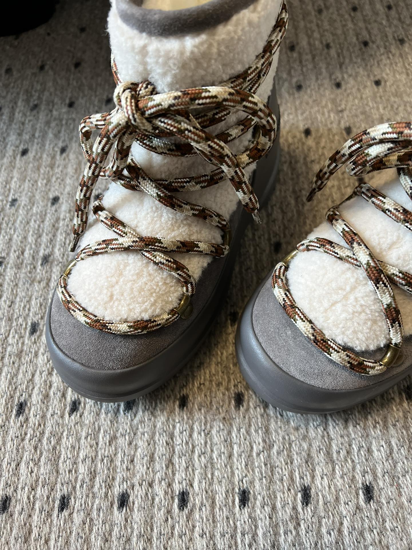 代购级别 MOON BOOT LUNA系列 24秋冬季新款 雪地靴 一双不分左右脚的鞋！超有特点！软软糯