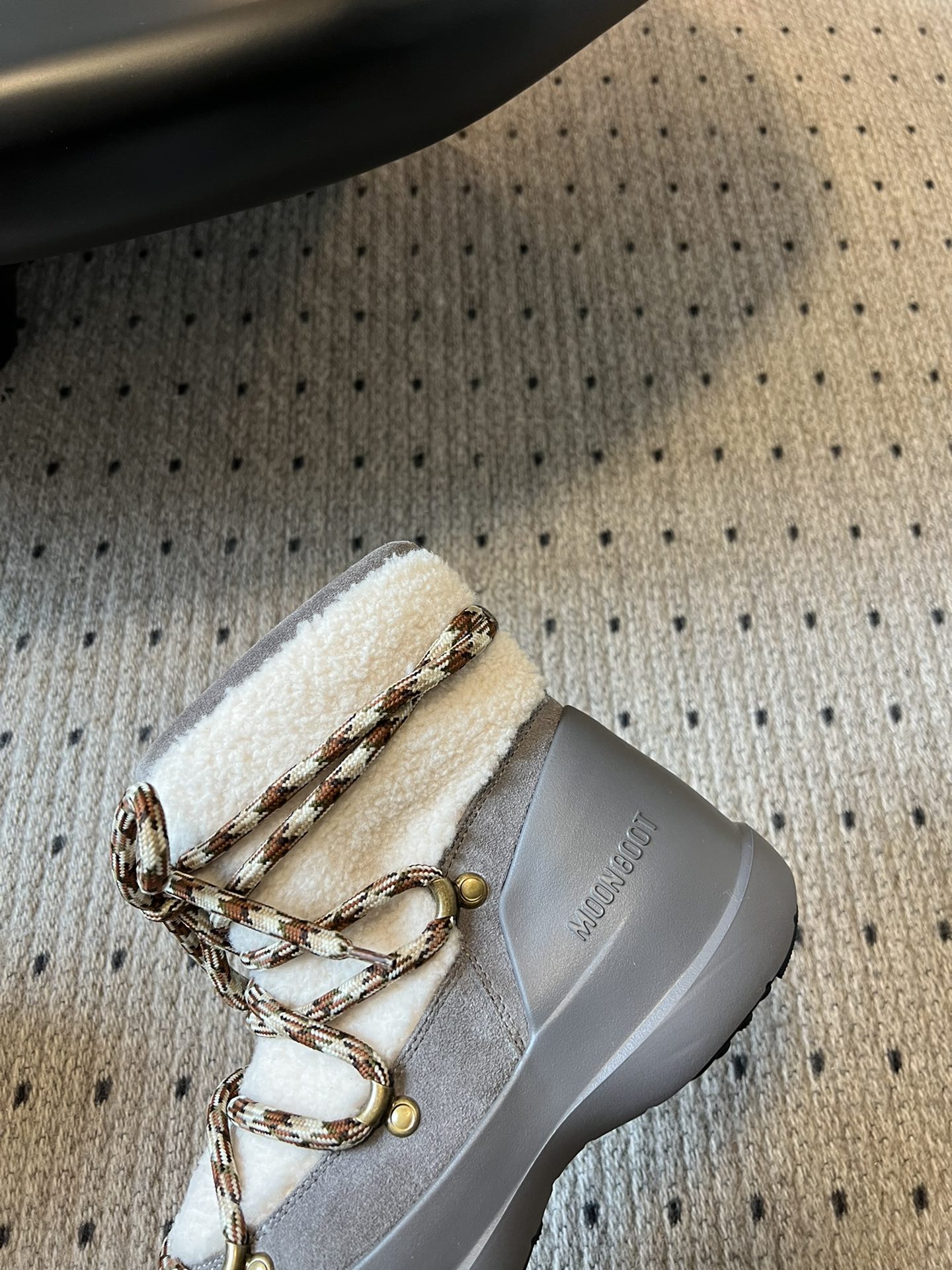 代购级别 MOON BOOT LUNA系列 24秋冬季新款 雪地靴 一双不分左右脚的鞋！超有特点！软软糯