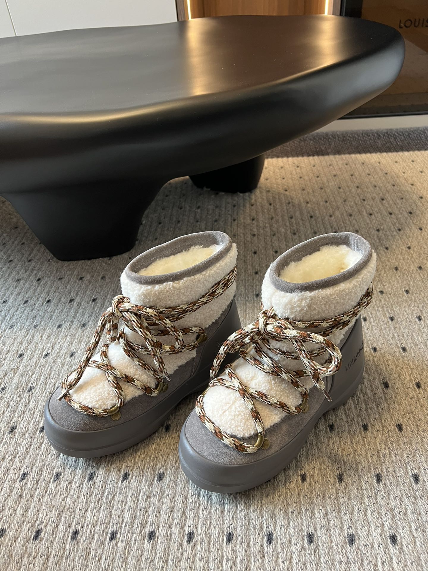 代购级别 MOON BOOT LUNA系列 24秋冬季新款 雪地靴 一双不分左右脚的鞋！超有特点！软软糯