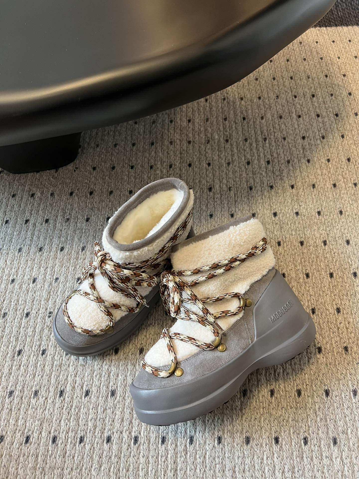 代购级别 MOON BOOT LUNA系列 24秋冬季新款 雪地靴 一双不分左右脚的鞋！超有特点！软软糯