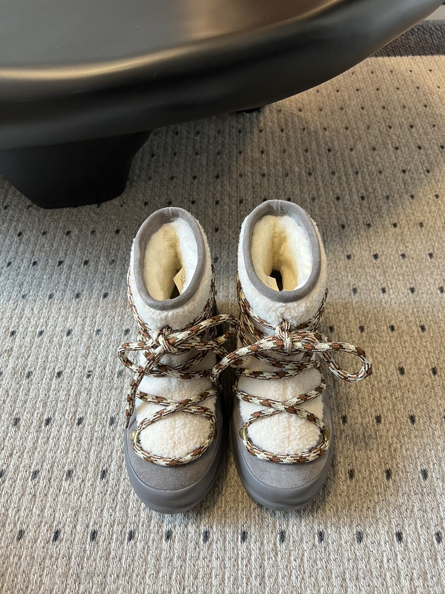 NO:559133,Purchasing agent level MOON BOOT LUNA series 24 autumn and winter new snow boots, a pair of shoes that are suitable for both left and right feet!  Very unique!  So soft and glutinous like bread, I bought moonboot snow boots for long-termism. I wanted to chase the aurora in winter. I compared many snow boots. The ultra-light foam outsole is a classic model of moonboot. It is too unusual for daily use, and it takes up a lot of luggage. A shopping genius discovered the park series, which is warm and everyday. SOULMATE ” is a soul mate.  41 Customized (no return or exchange), snow boots, boots19860909代购级别 MOON BOOT LUNA系列 24秋冬季新款 雪地靴 一双不分左右脚的鞋！超有特点！软软糯糯像面包 长期主义购物一moonboot雪地靴因为冬天想去追极光,对比了很多雪地靴,超轻发泡大底 moonboot的经典款实在太不日常了,而且感 会很占行李箱本购物小天才发现了park系列,保暖且日常 SOULMATE ”是灵魂伴侣 “SOULMATE ”是一双不分左右的鞋 Size#35-41（40 41订做不退换）,雪地靴,boots,Women's Shoes