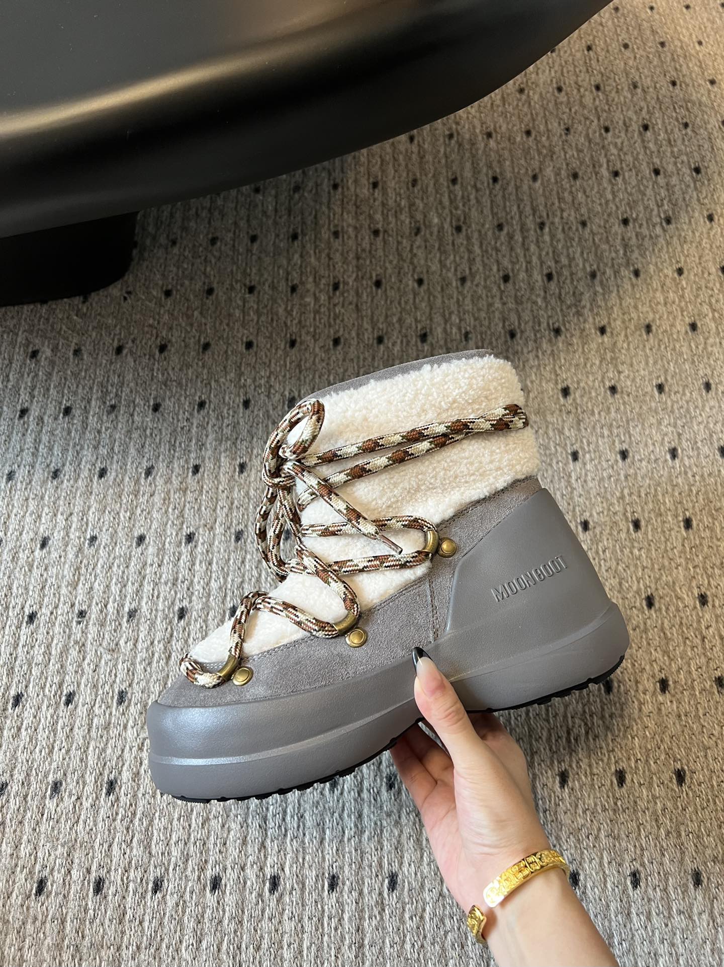 代购级别 MOON BOOT LUNA系列 24秋冬季新款 雪地靴 一双不分左右脚的鞋！超有特点！软软糯