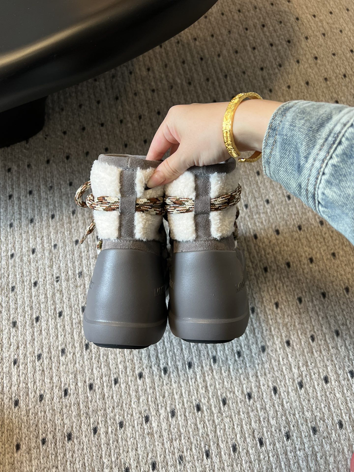 代购级别 MOON BOOT LUNA系列 24秋冬季新款 雪地靴 一双不分左右脚的鞋！超有特点！软软糯