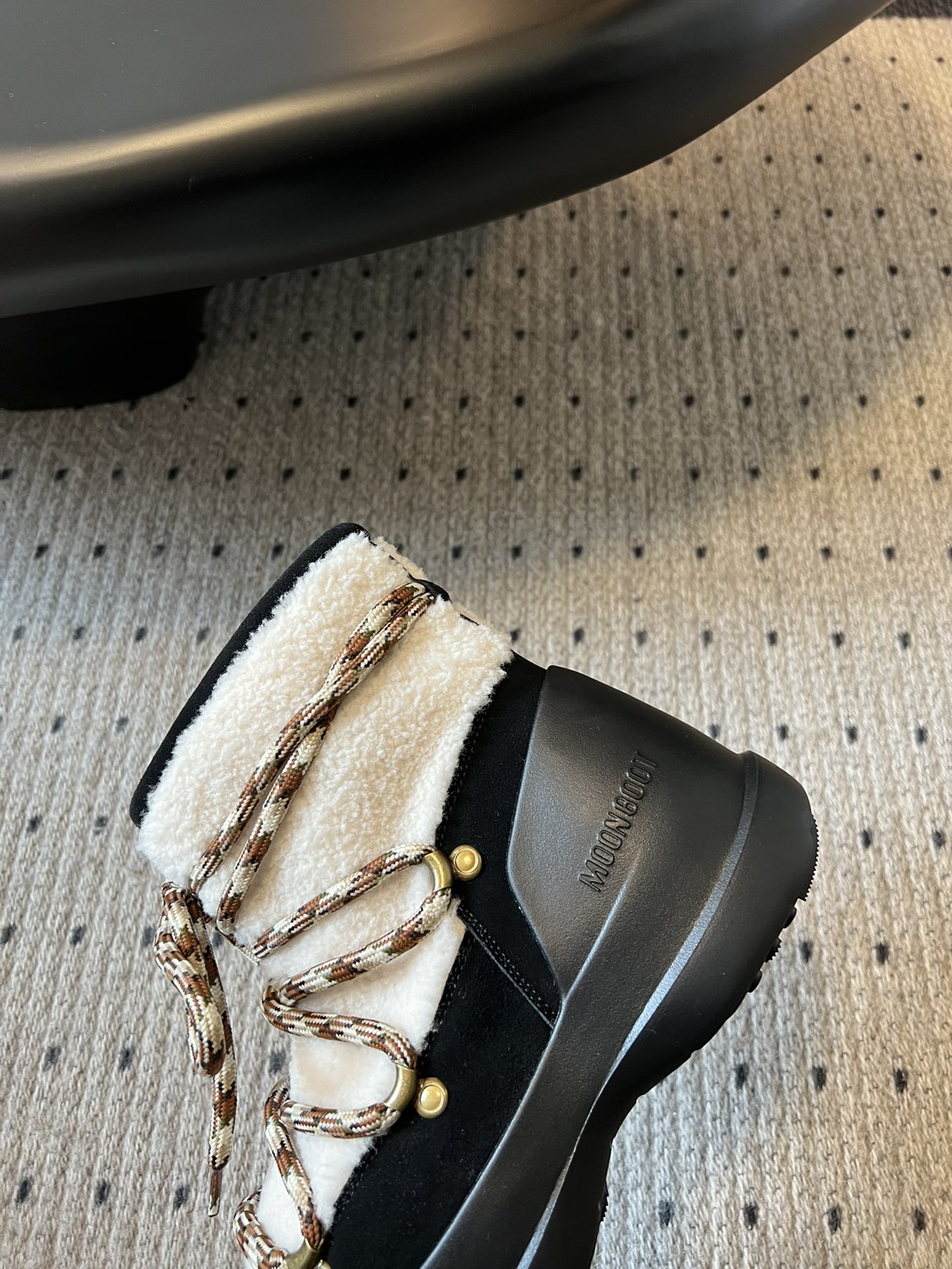 代购级别 MOON BOOT LUNA系列 24秋冬季新款 雪地靴 一双不分左右脚的鞋！超有特点！软软糯