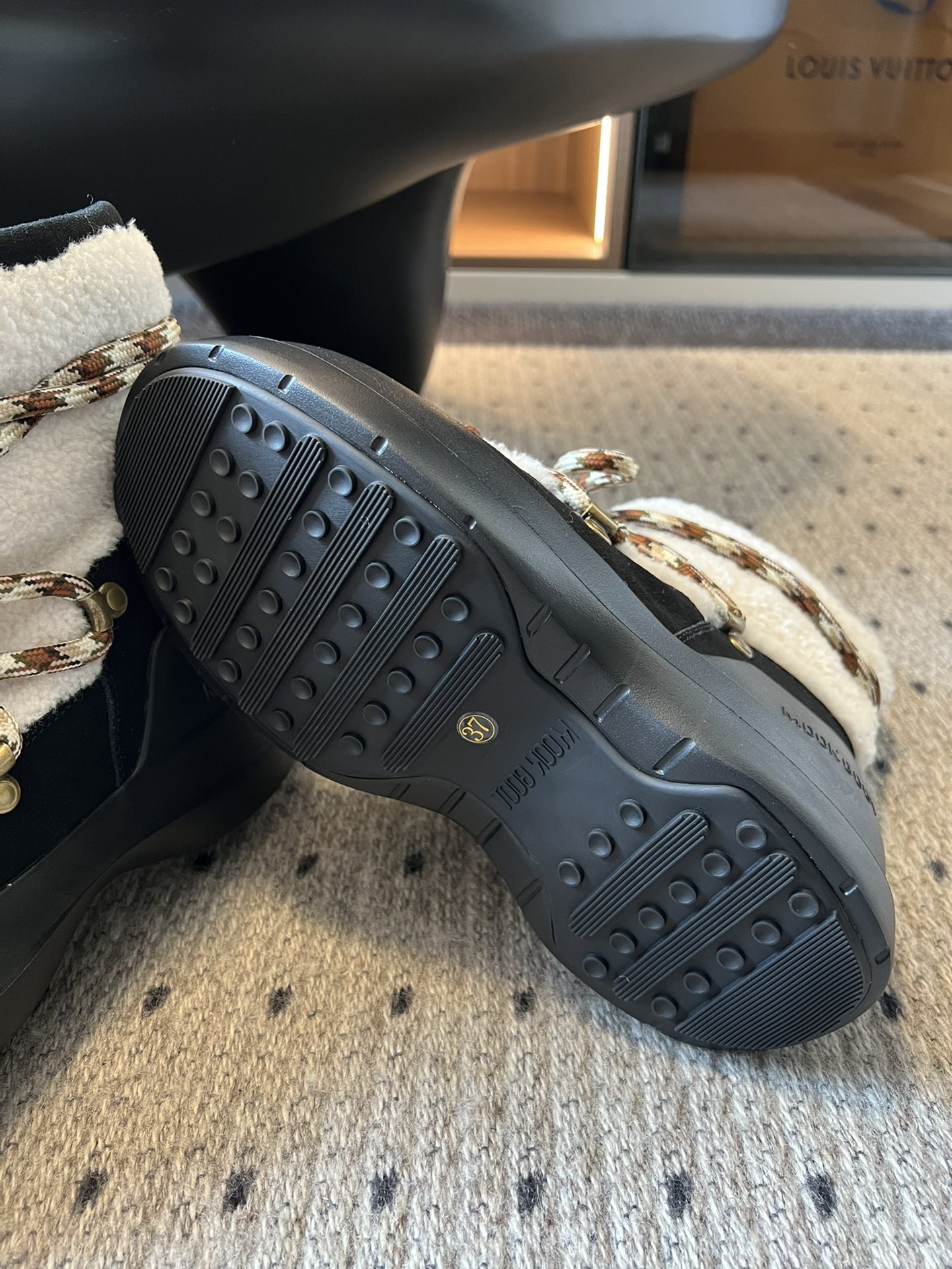 代购级别 MOON BOOT LUNA系列 24秋冬季新款 雪地靴 一双不分左右脚的鞋！超有特点！软软糯