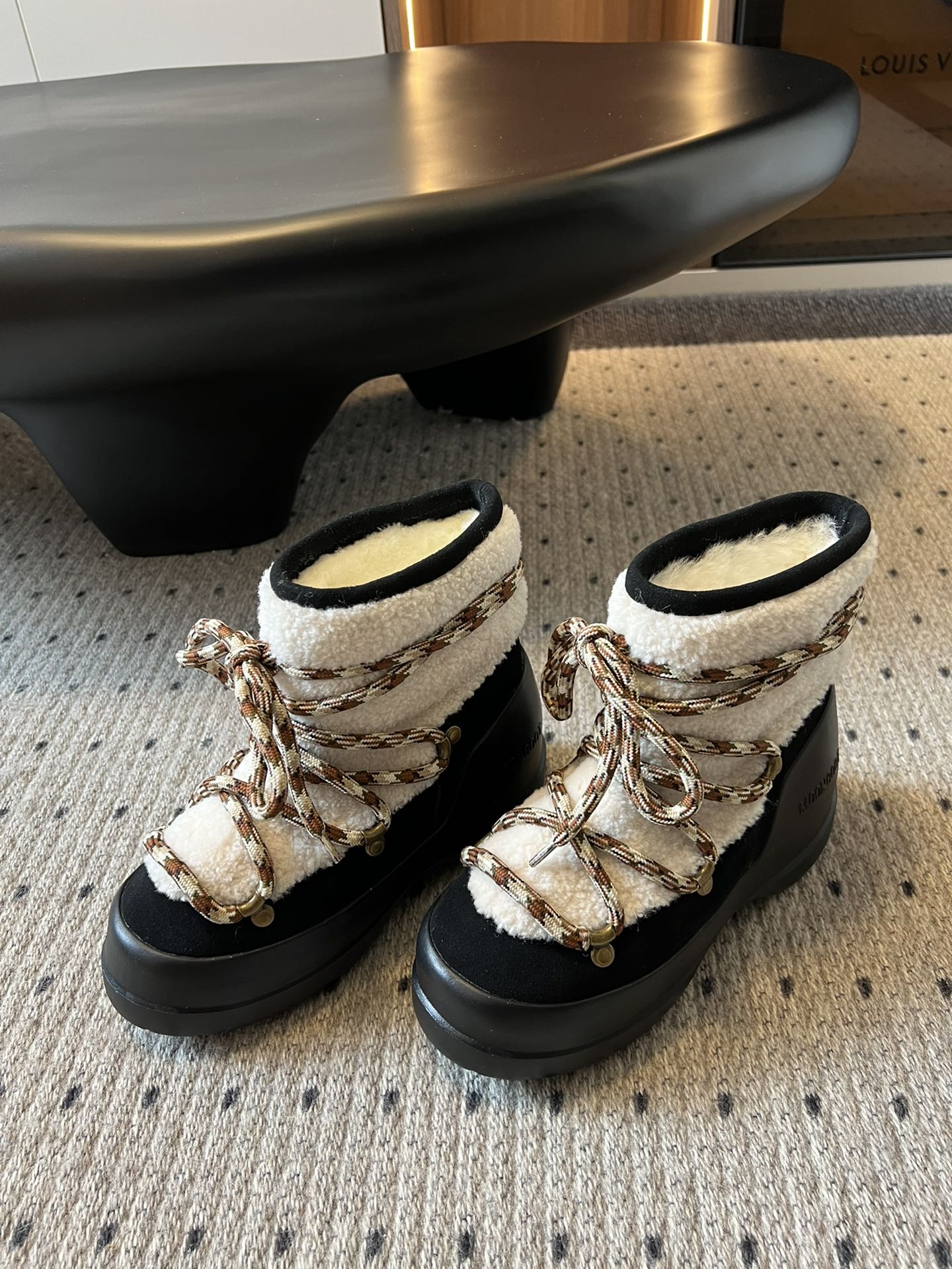 代购级别 MOON BOOT LUNA系列 24秋冬季新款 雪地靴 一双不分左右脚的鞋！超有特点！软软糯