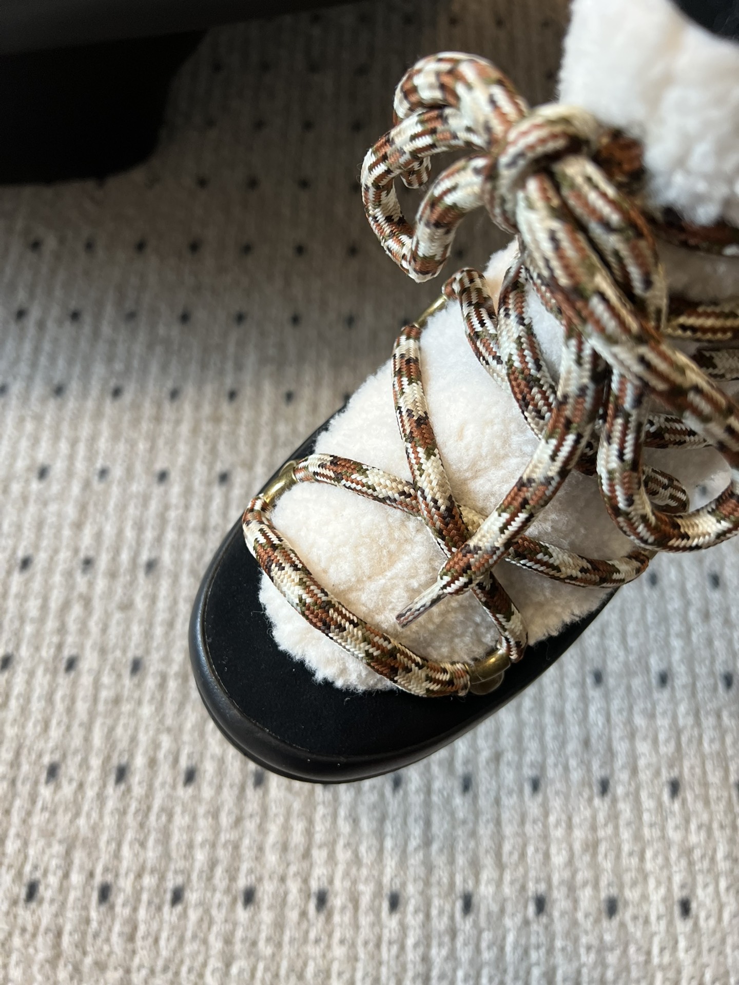 代购级别 MOON BOOT LUNA系列 24秋冬季新款 雪地靴 一双不分左右脚的鞋！超有特点！软软糯