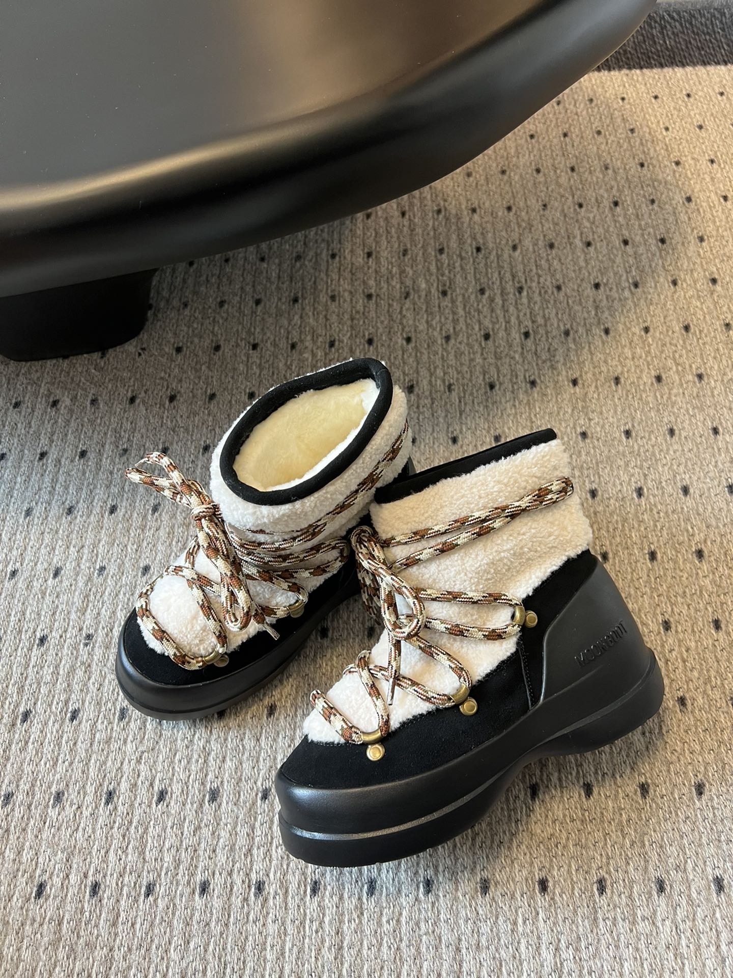 代购级别 MOON BOOT LUNA系列 24秋冬季新款 雪地靴 一双不分左右脚的鞋！超有特点！软软糯