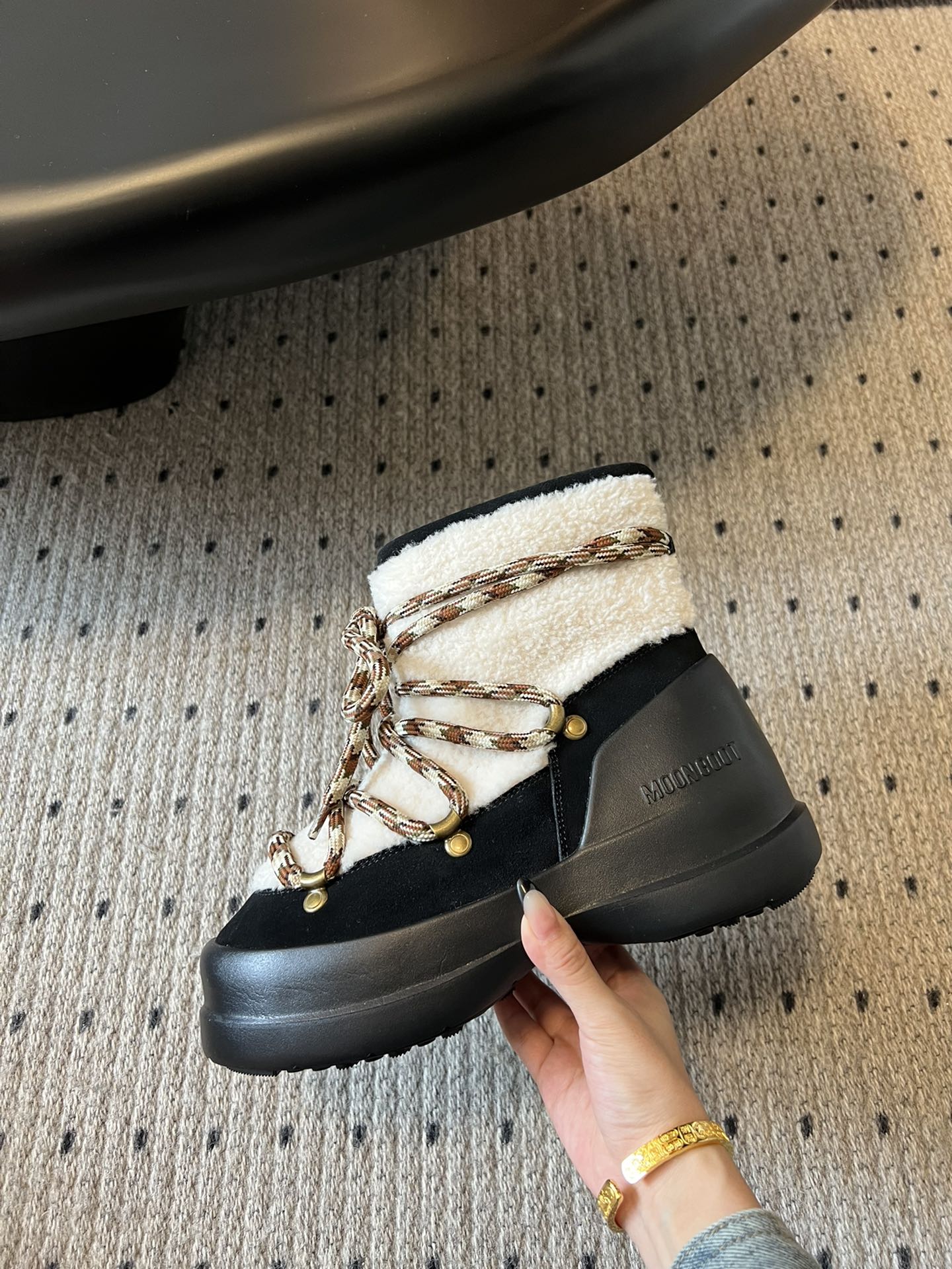 代购级别 MOON BOOT LUNA系列 24秋冬季新款 雪地靴 一双不分左右脚的鞋！超有特点！软软糯