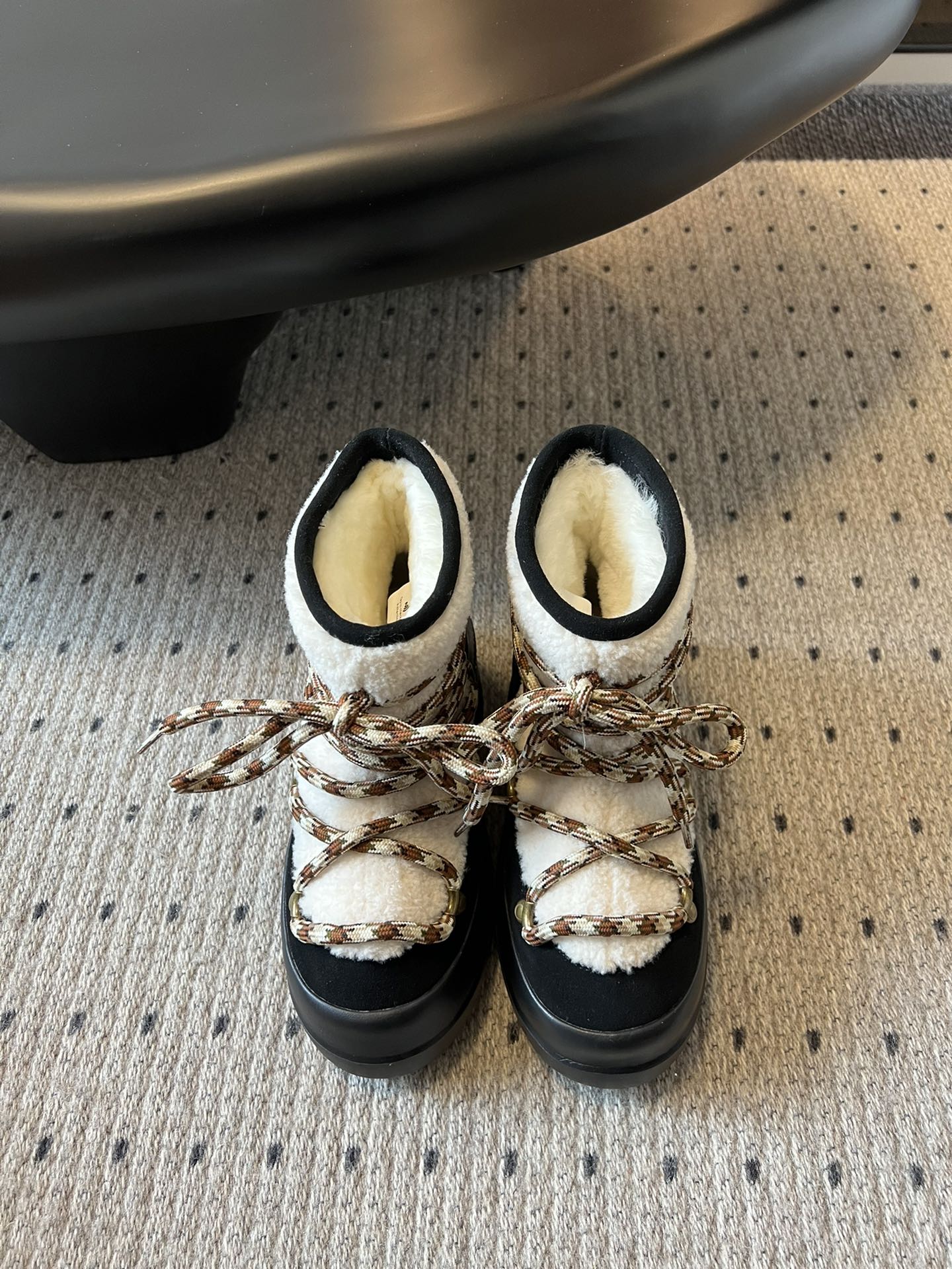 NO:559136,Purchasing agent level MOON BOOT LUNA series 24 autumn and winter new snow boots, a pair of shoes that are suitable for both left and right feet!  Very unique!  So soft and glutinous like bread, I bought moonboot snow boots for long-termism. I wanted to chase the aurora in winter. I compared many snow boots. The ultra-light foam outsole is a classic model of moonboot. It is too unusual for daily use, and it takes up a lot of luggage. A shopping genius discovered the park series, which is warm and everyday. SOULMATE ” is a soul mate.  41 Customized (no return or exchange), snow boots, boots19860909代购级别 MOON BOOT LUNA系列 24秋冬季新款 雪地靴 一双不分左右脚的鞋！超有特点！软软糯糯像面包 长期主义购物一moonboot雪地靴因为冬天想去追极光,对比了很多雪地靴,超轻发泡大底 moonboot的经典款实在太不日常了,而且感 会很占行李箱本购物小天才发现了park系列,保暖且日常 SOULMATE ”是灵魂伴侣 “SOULMATE ”是一双不分左右的鞋 Size#35-41（40 41订做不退换）,雪地靴,boots,Women's Shoes