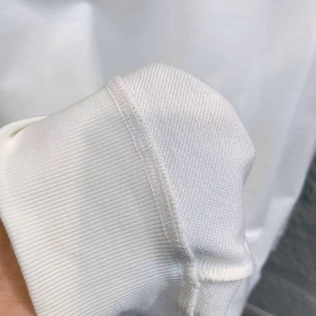 供货价:65💰新品卫衣发布会♻️纯棉毛圈设计,300克足重量,贸易出口货,原包装吊牌（另有38💴华棉版本340克推荐入手）可以随意来图订制 支持一件代发 批发 等  
克罗心 经典款全棉加厚320g休闲圆领套头卫衣
全套包装 高品质
卫衣采用320g多支纱线纺织工艺 手感厚实
全棉面料 透气舒适 顶级质感
颜色：图示颜色
尺码：M L XL
 胸围 肩宽 袖长 衣长
M 62 63.5 53 70
L 64 65.5 54.5 72
XL 66 67.5 56 74
尺码 建议身高 建议体重
M 160cm-170cm 50kg-65kg
L 170cm-180cm 65k g-85kg
XL 180cm-195cm 85kg-115kg