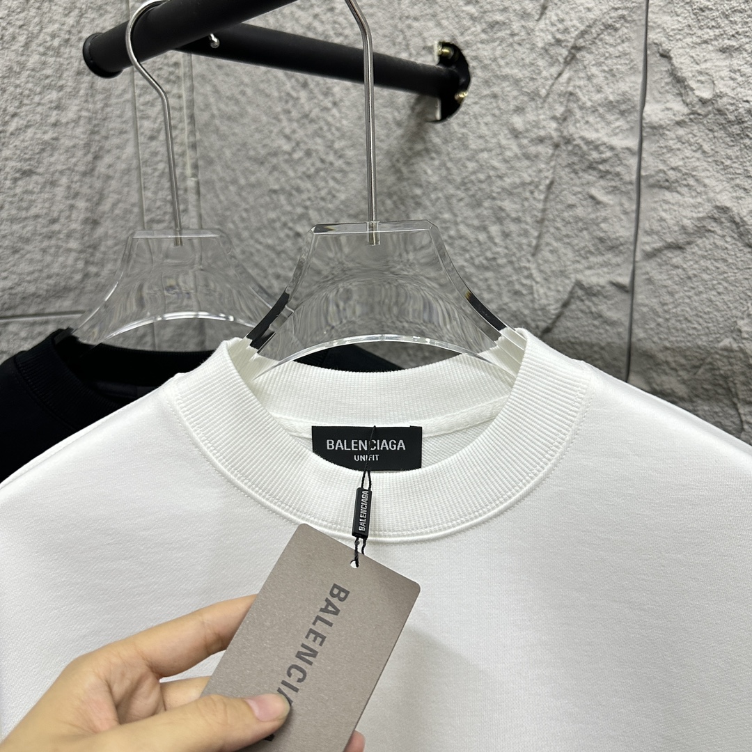 供货价:65💰新品卫衣发布会♻️纯棉毛圈设计,300克足重量,贸易出口货,原包装吊牌（另有38💴华棉版本340克推荐入手）可以随意来图订制 支持一件代发 批发 等  
克罗心 经典款全棉加厚320g休闲圆领套头卫衣
全套包装 高品质
卫衣采用320g多支纱线纺织工艺 手感厚实
全棉面料 透气舒适 顶级质感
颜色：图示颜色
尺码：M L XL
 胸围 肩宽 袖长 衣长
M 62 63.5 53 70
L 64 65.5 54.5 72
XL 66 67.5 56 74
尺码 建议身高 建议体重
M 160cm-170cm 50kg-65kg
L 170cm-180cm 65k g-85kg
XL 180cm-195cm 85kg-115kg