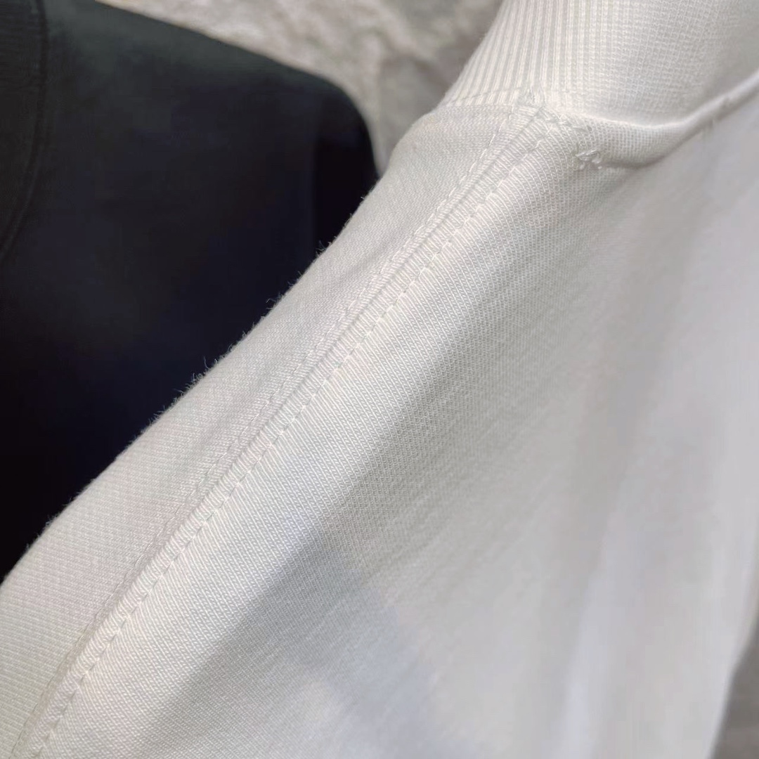 供货价:65💰新品卫衣发布会♻️纯棉毛圈设计,300克足重量,贸易出口货,原包装吊牌（另有38💴华棉版本340克推荐入手）可以随意来图订制 支持一件代发 批发 等  
克罗心 经典款全棉加厚320g休闲圆领套头卫衣
全套包装 高品质
卫衣采用320g多支纱线纺织工艺 手感厚实
全棉面料 透气舒适 顶级质感
颜色：图示颜色
尺码：M L XL
 胸围 肩宽 袖长 衣长
M 62 63.5 53 70
L 64 65.5 54.5 72
XL 66 67.5 56 74
尺码 建议身高 建议体重
M 160cm-170cm 50kg-65kg
L 170cm-180cm 65k g-85kg
XL 180cm-195cm 85kg-115kg