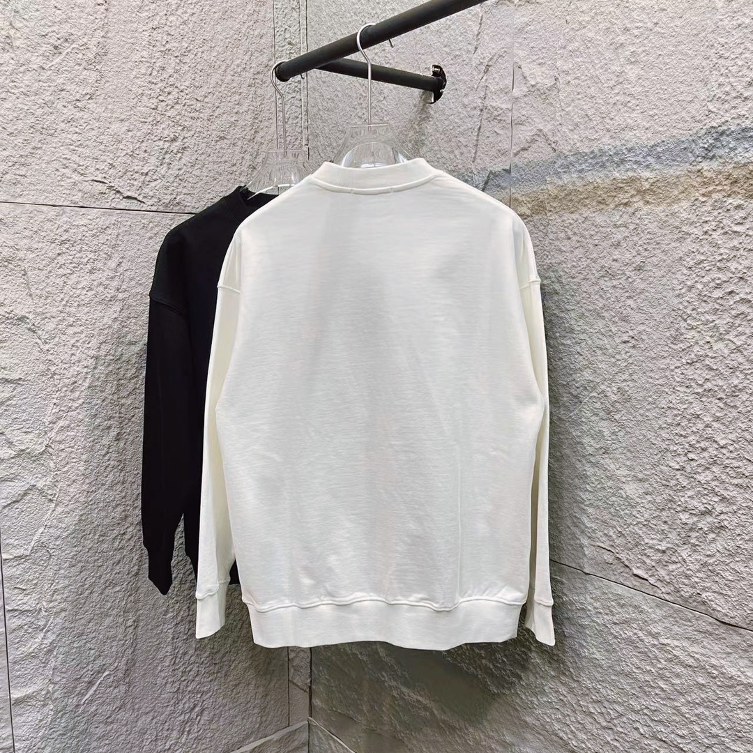 供货价:65💰新品卫衣发布会♻️纯棉毛圈设计,300克足重量,贸易出口货,原包装吊牌（另有38💴华棉版本340克推荐入手）可以随意来图订制 支持一件代发 批发 等  
克罗心 经典款全棉加厚320g休闲圆领套头卫衣
全套包装 高品质
卫衣采用320g多支纱线纺织工艺 手感厚实
全棉面料 透气舒适 顶级质感
颜色：图示颜色
尺码：M L XL
 胸围 肩宽 袖长 衣长
M 62 63.5 53 70
L 64 65.5 54.5 72
XL 66 67.5 56 74
尺码 建议身高 建议体重
M 160cm-170cm 50kg-65kg
L 170cm-180cm 65k g-85kg
XL 180cm-195cm 85kg-115kg