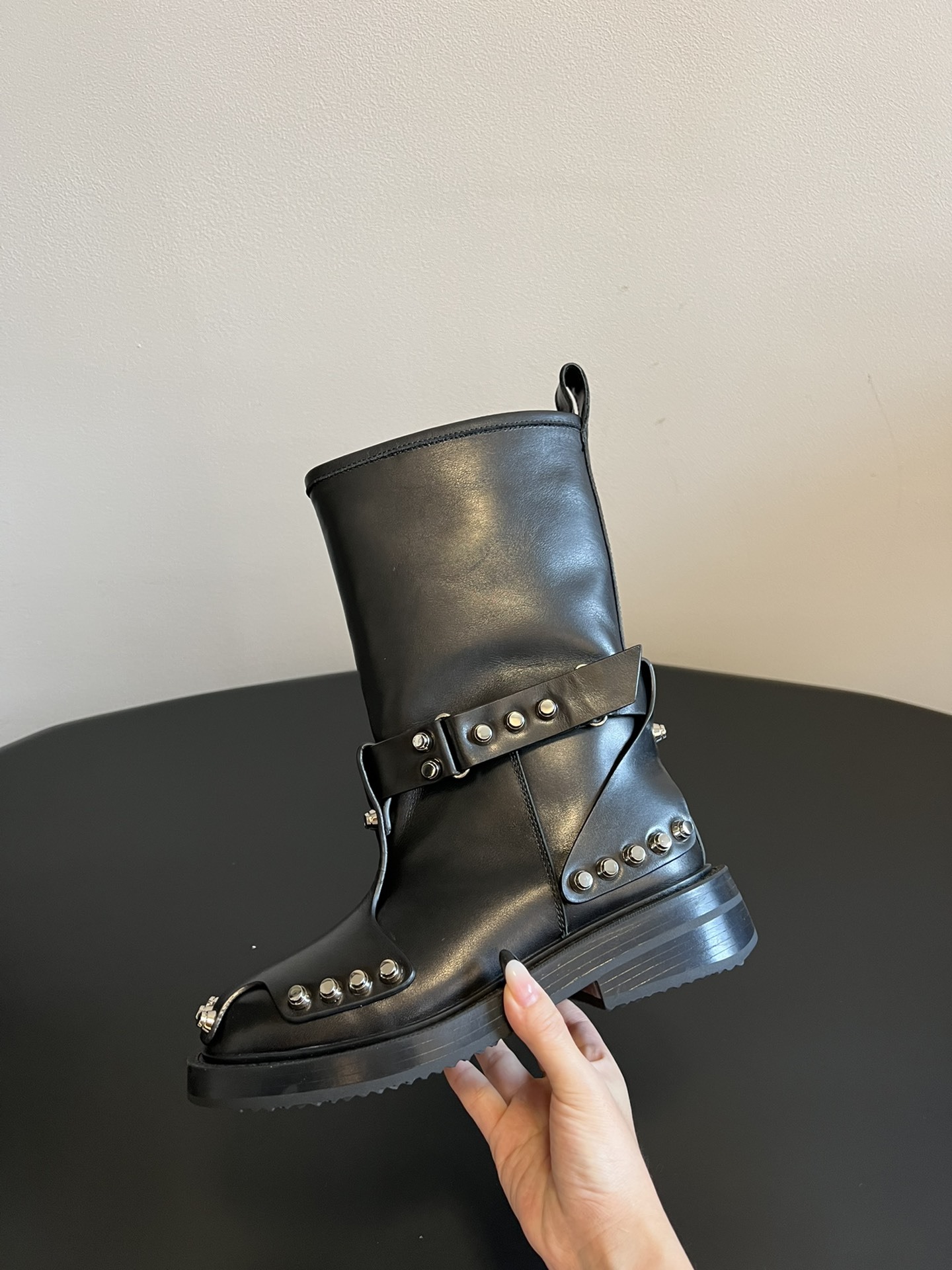 AlexanderWang AW大王铆钉皮革扣靴马丁靴 亚历山大王最新元素牛筋底 复古重工金属风,女生冬
