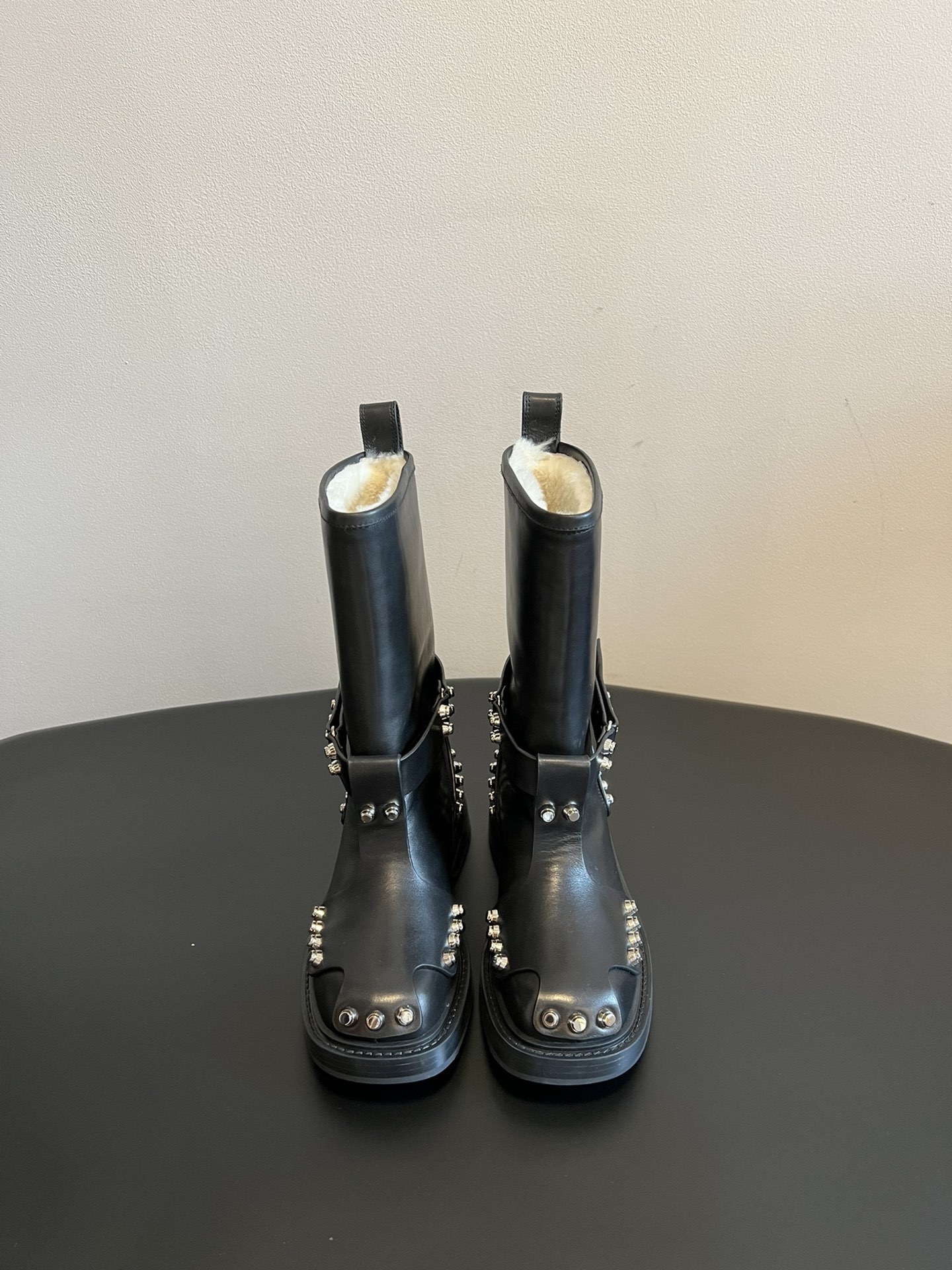 AlexanderWang AW大王铆钉皮革扣靴马丁靴 亚历山大王最新元素牛筋底 复古重工金属风,女生冬