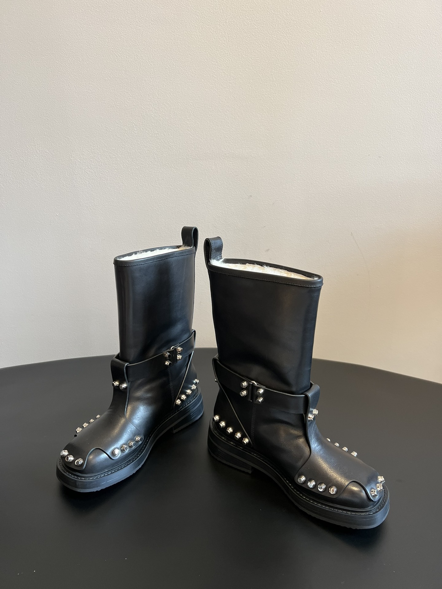 AlexanderWang AW大王铆钉皮革扣靴马丁靴 亚历山大王最新元素牛筋底 复古重工金属风,女生冬