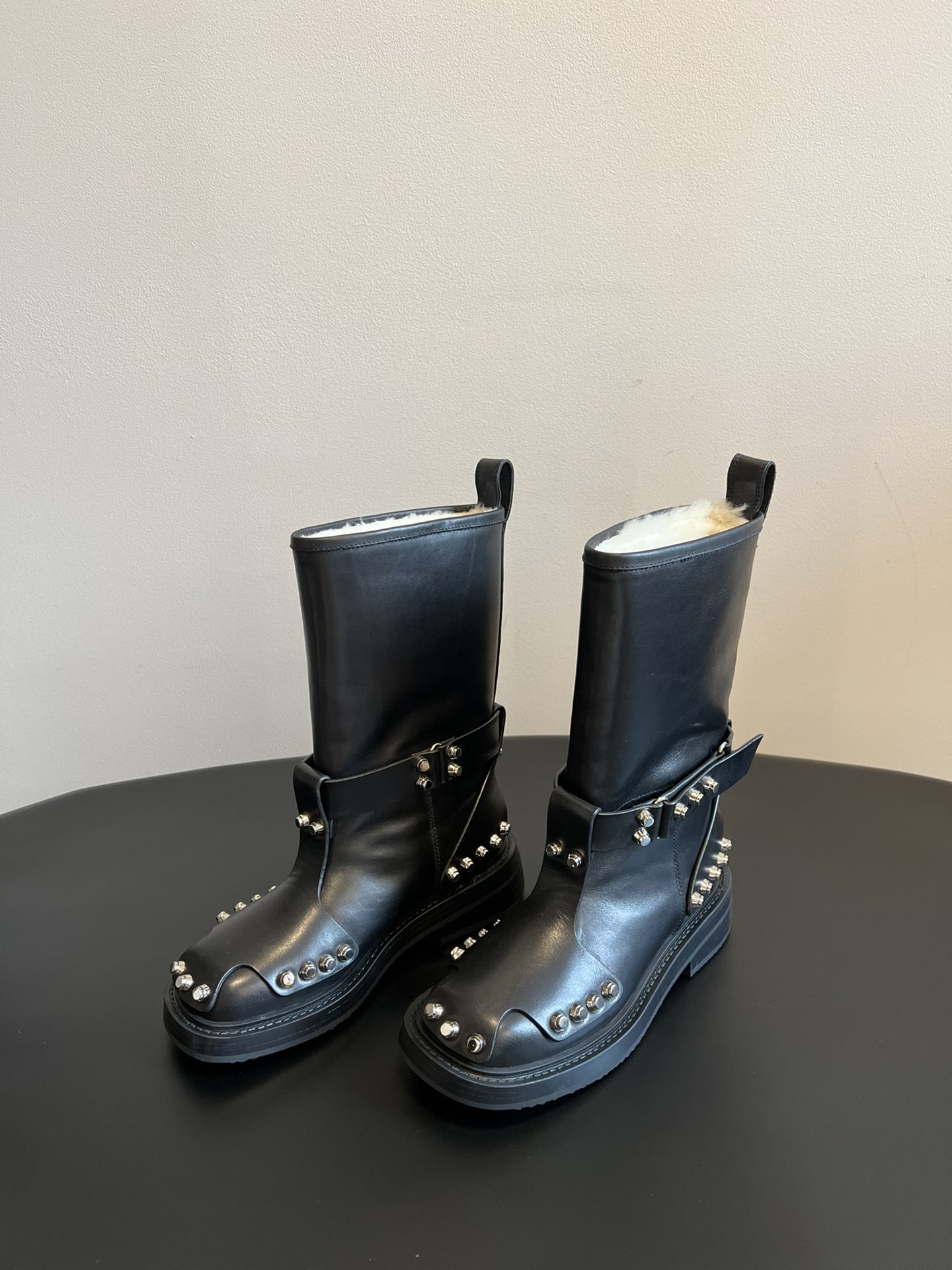 AlexanderWang AW大王铆钉皮革扣靴马丁靴 亚历山大王最新元素牛筋底 复古重工金属风,女生冬