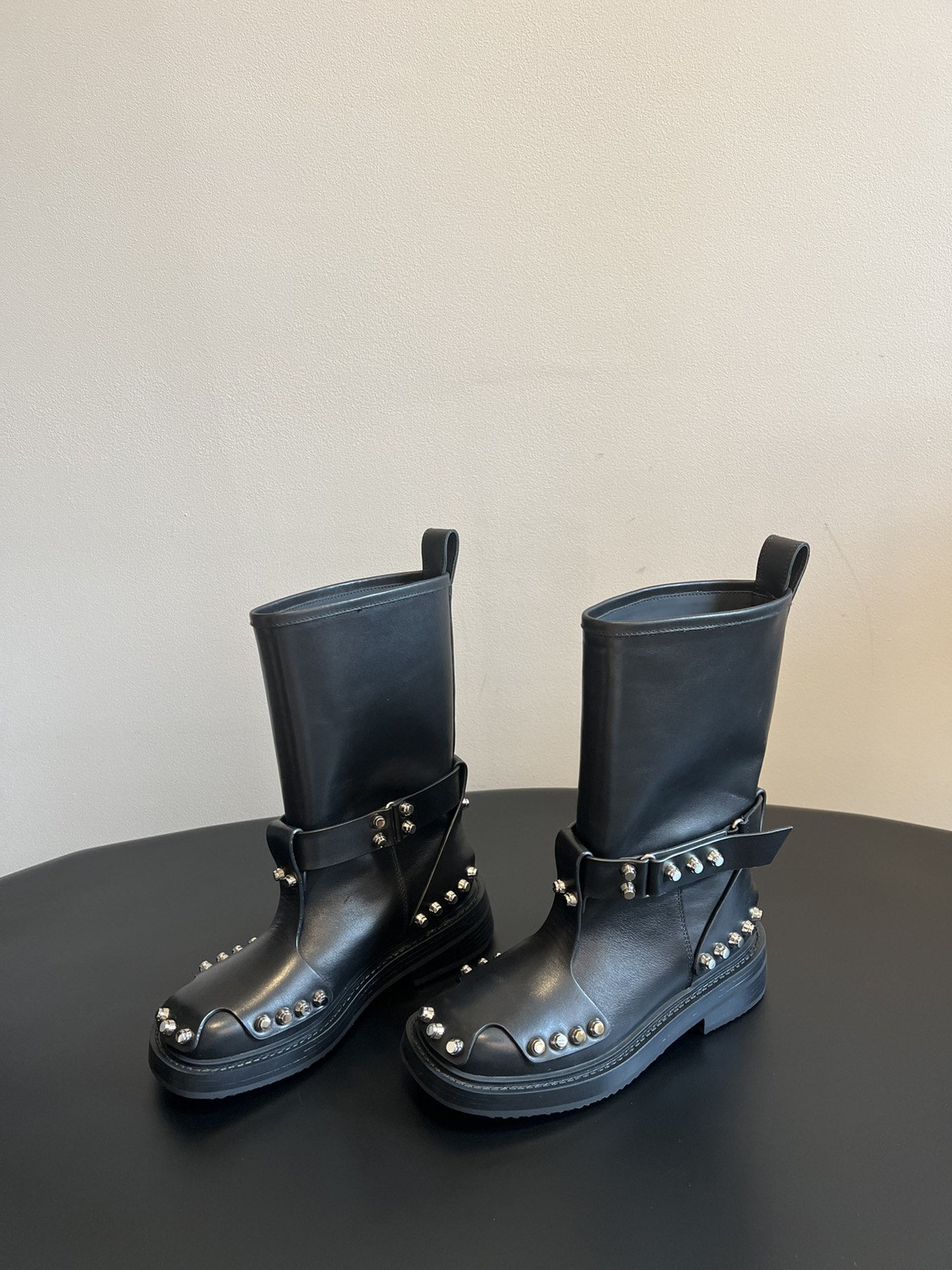 AlexanderWang AW大王铆钉皮革扣靴马丁靴 亚历山大王最新元素牛筋底 复古重工金属风，女生冬