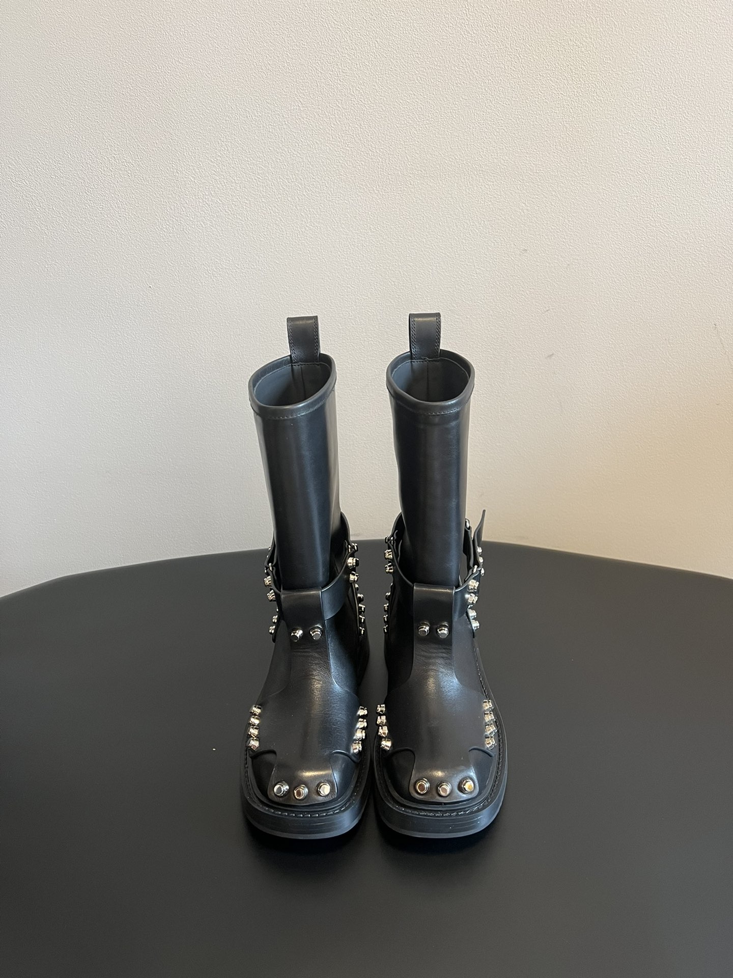 AlexanderWang AW大王铆钉皮革扣靴马丁靴 亚历山大王最新元素牛筋底 复古重工金属风，女生冬