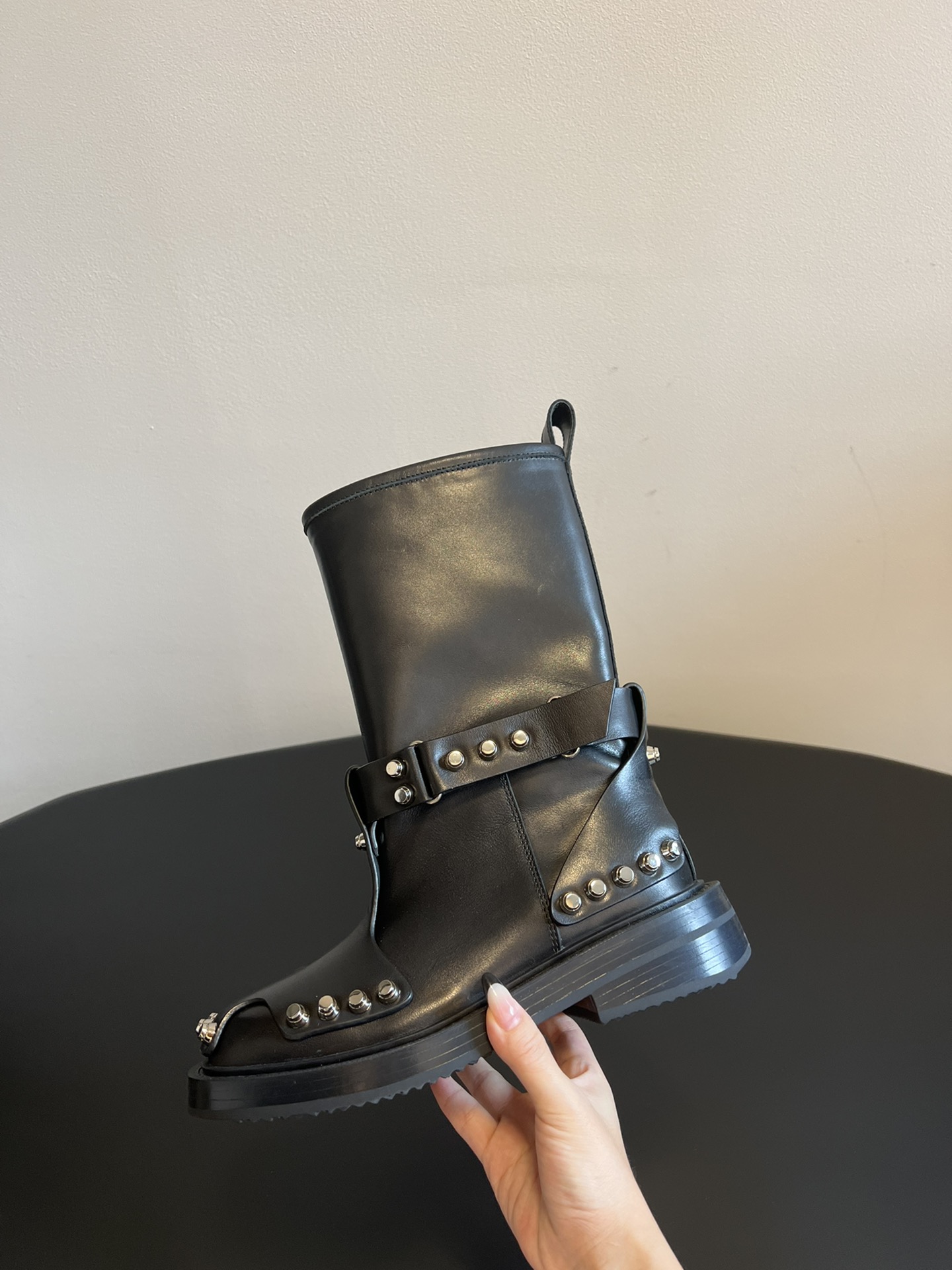 AlexanderWang AW大王铆钉皮革扣靴马丁靴 亚历山大王最新元素牛筋底 复古重工金属风，女生冬