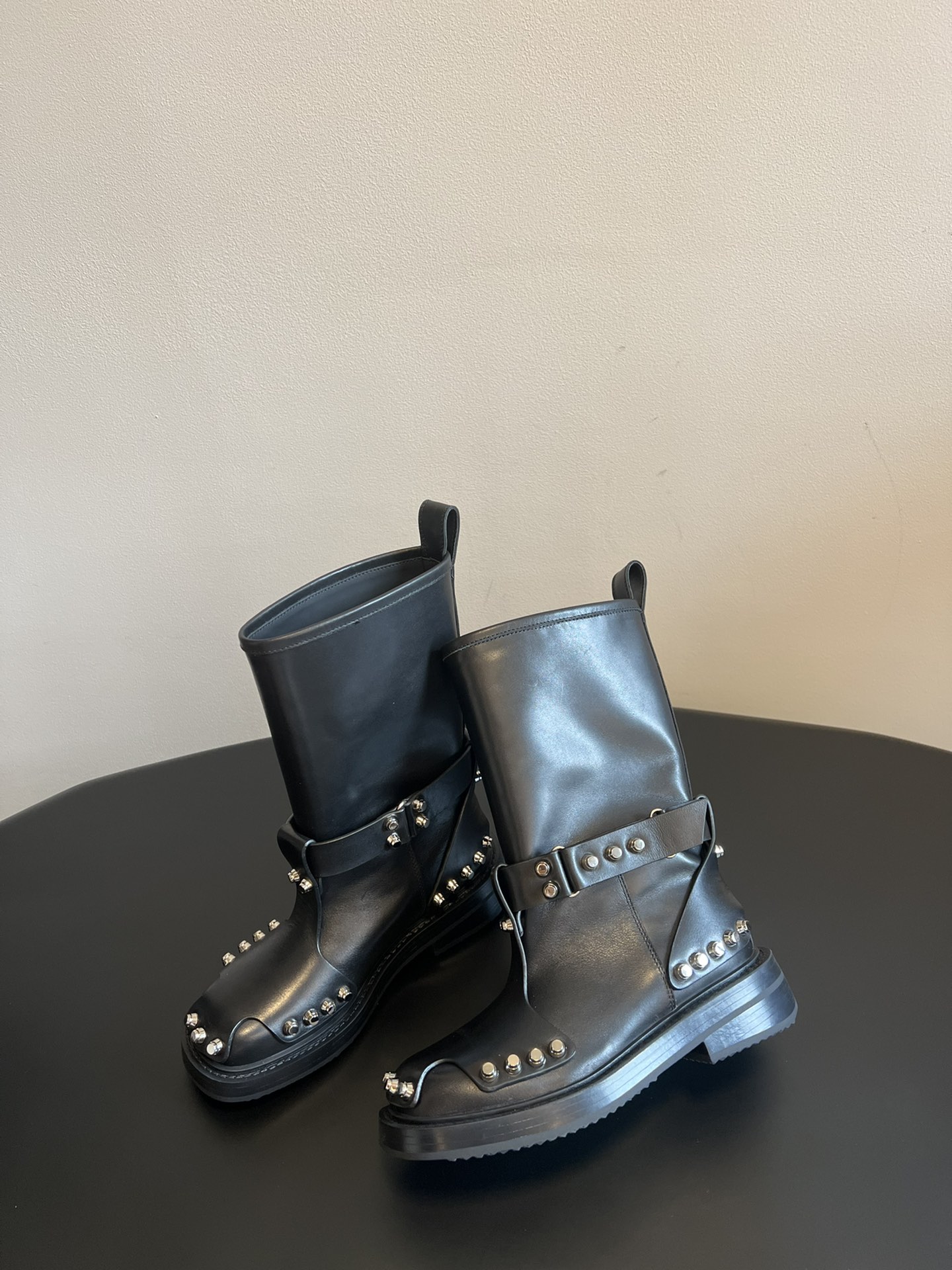 AlexanderWang AW大王铆钉皮革扣靴马丁靴 亚历山大王最新元素牛筋底 复古重工金属风，女生冬