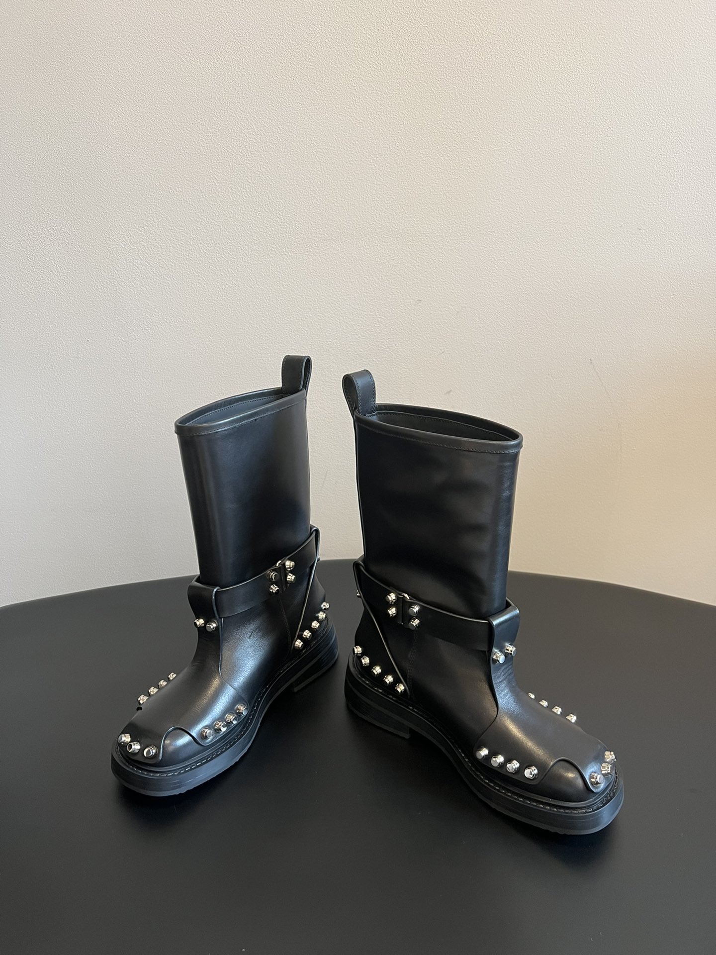 AlexanderWang AW大王铆钉皮革扣靴马丁靴 亚历山大王最新元素牛筋底 复古重工金属风，女生冬