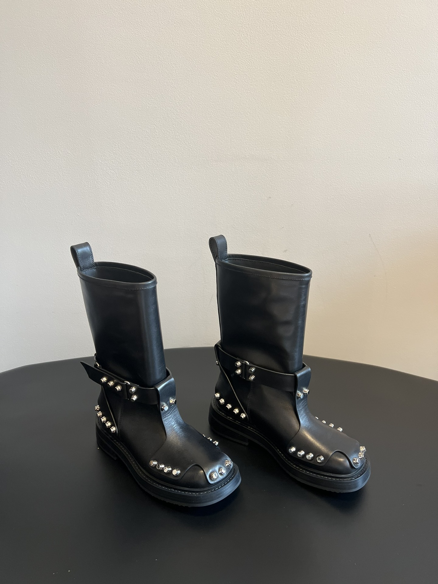 AlexanderWang AW大王铆钉皮革扣靴马丁靴 亚历山大王最新元素牛筋底 复古重工金属风，女生冬