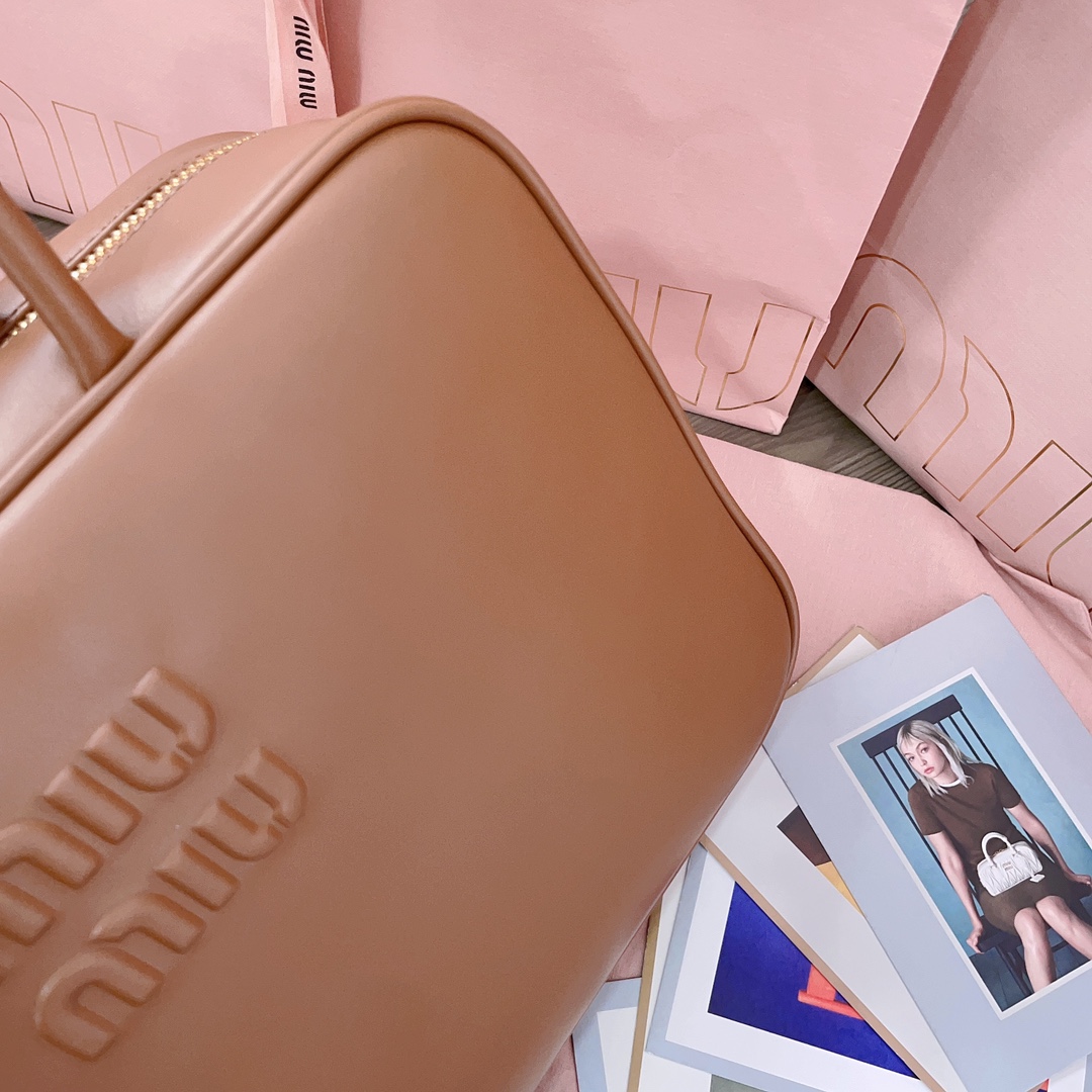P850 5BB117：MiuMiu新品保龄球包，采用顶级进口小牛皮，皮质光滑细腻柔软，棉质缎面衬里，这款包包很酷，定格精致的多功能设计，融合男装和女装元素，随性慵懒，自然洒脱，充满个性，超大容量还很轻便，简约却不简单，各大时尚搏主几乎人手一个，尺寸：34X23X12cm（配原版包装）