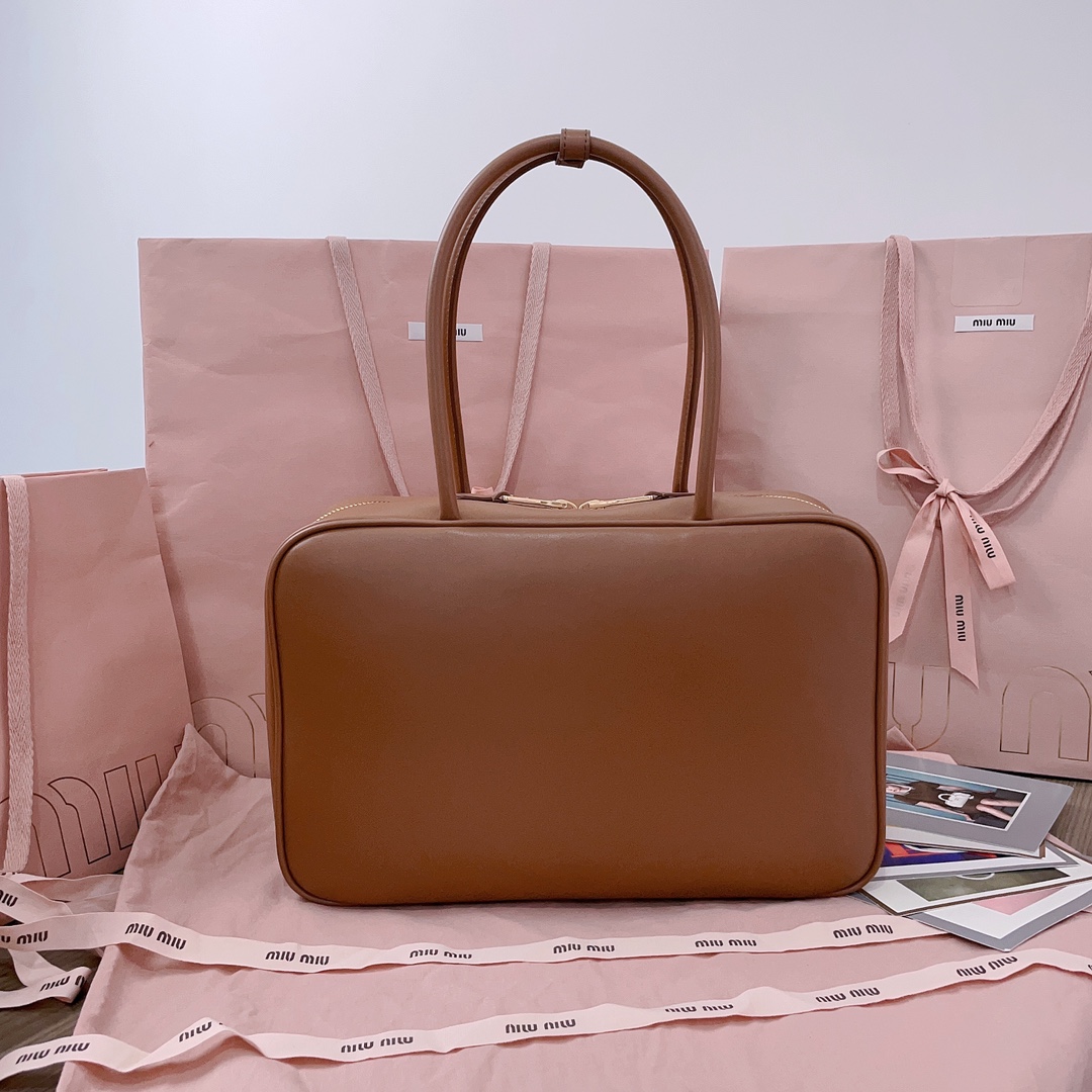 P850 5BB117：MiuMiu新品保龄球包，采用顶级进口小牛皮，皮质光滑细腻柔软，棉质缎面衬里，这款包包很酷，定格精致的多功能设计，融合男装和女装元素，随性慵懒，自然洒脱，充满个性，超大容量还很轻便，简约却不简单，各大时尚搏主几乎人手一个，尺寸：34X23X12cm（配原版包装）