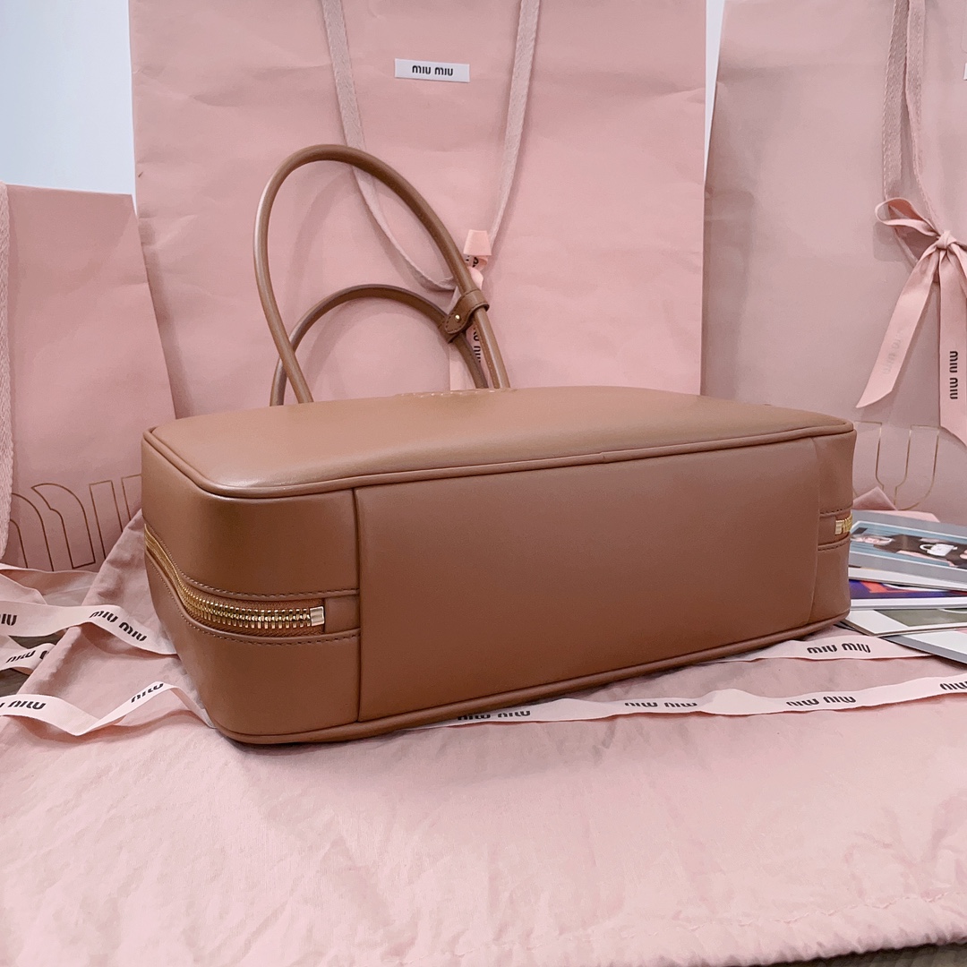 P850 5BB117：MiuMiu新品保龄球包，采用顶级进口小牛皮，皮质光滑细腻柔软，棉质缎面衬里，这款包包很酷，定格精致的多功能设计，融合男装和女装元素，随性慵懒，自然洒脱，充满个性，超大容量还很轻便，简约却不简单，各大时尚搏主几乎人手一个，尺寸：34X23X12cm（配原版包装）