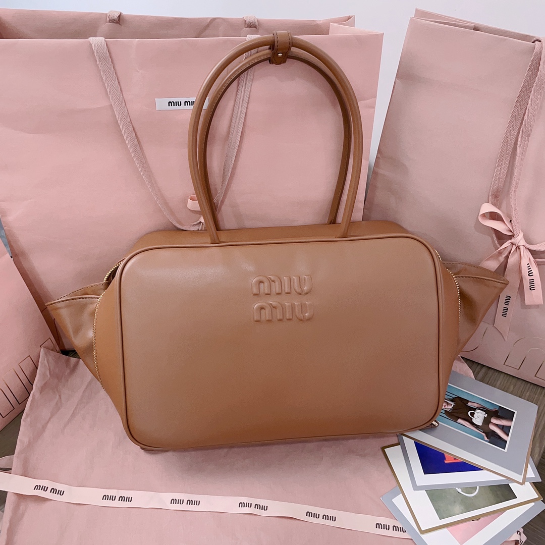 P850 5BB117：MiuMiu新品保龄球包，采用顶级进口小牛皮，皮质光滑细腻柔软，棉质缎面衬里，这款包包很酷，定格精致的多功能设计，融合男装和女装元素，随性慵懒，自然洒脱，充满个性，超大容量还很轻便，简约却不简单，各大时尚搏主几乎人手一个，尺寸：34X23X12cm（配原版包装）