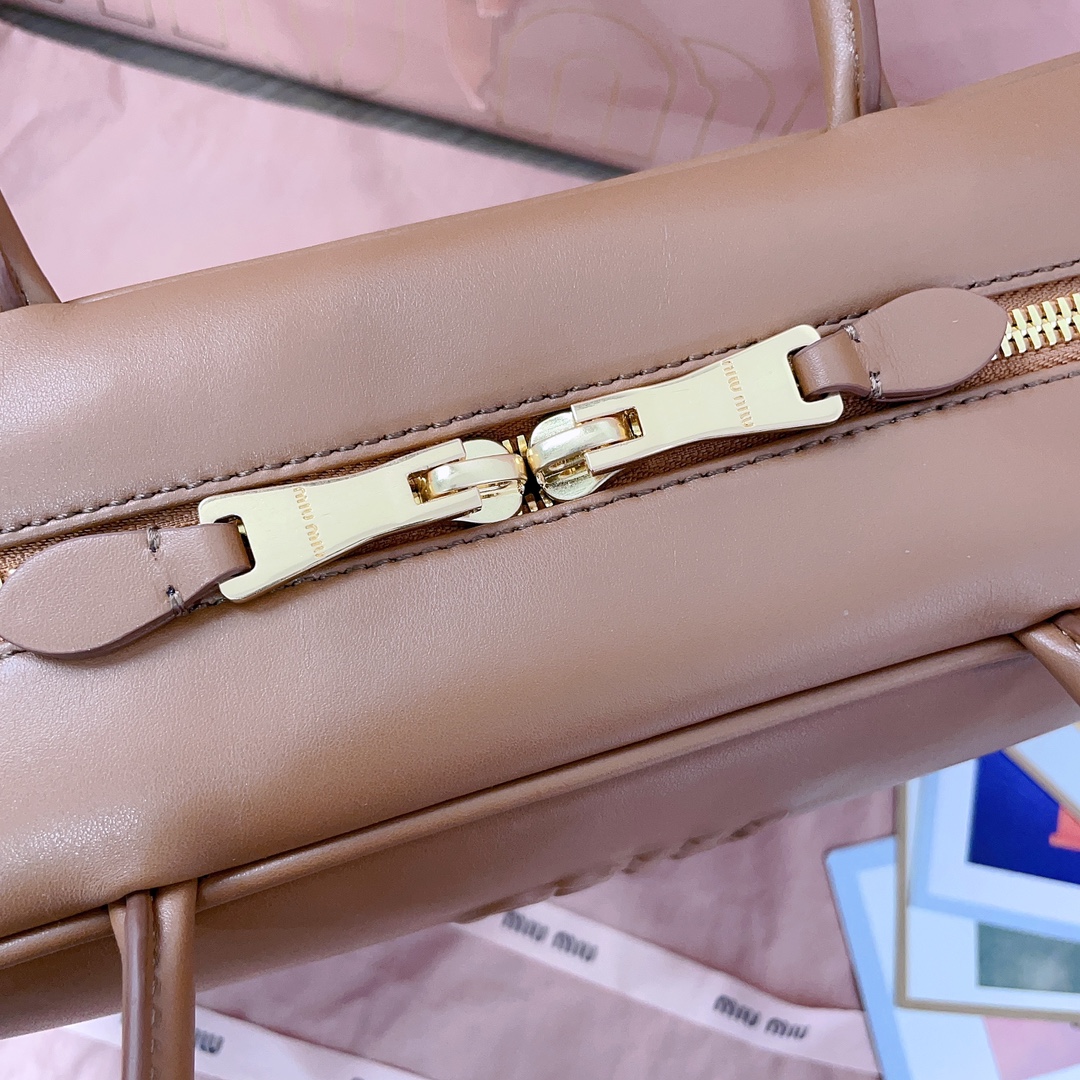P850 5BB117：MiuMiu新品保龄球包，采用顶级进口小牛皮，皮质光滑细腻柔软，棉质缎面衬里，这款包包很酷，定格精致的多功能设计，融合男装和女装元素，随性慵懒，自然洒脱，充满个性，超大容量还很轻便，简约却不简单，各大时尚搏主几乎人手一个，尺寸：34X23X12cm（配原版包装）