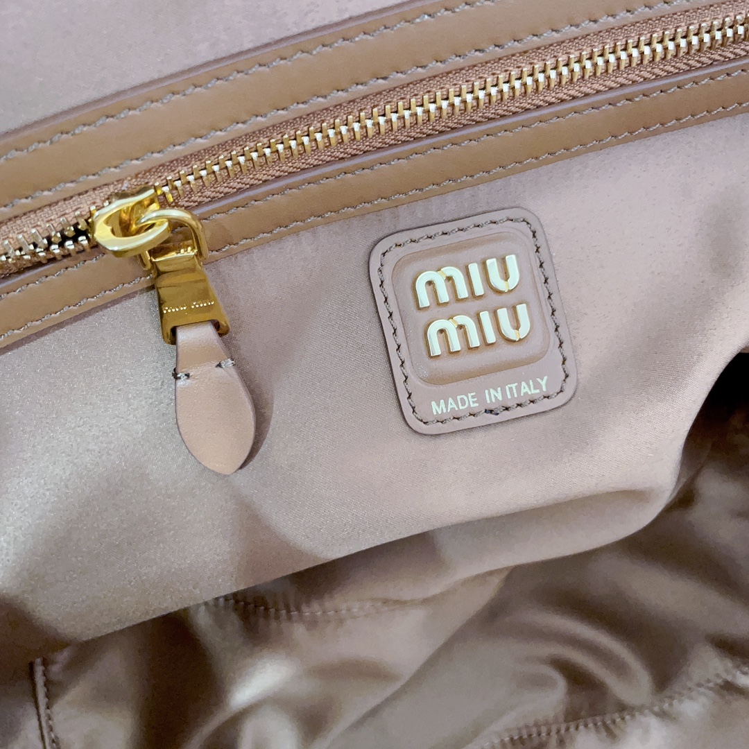 P850 5BB117：MiuMiu新品保龄球包，采用顶级进口小牛皮，皮质光滑细腻柔软，棉质缎面衬里，这款包包很酷，定格精致的多功能设计，融合男装和女装元素，随性慵懒，自然洒脱，充满个性，超大容量还很轻便，简约却不简单，各大时尚搏主几乎人手一个，尺寸：34X23X12cm（配原版包装）