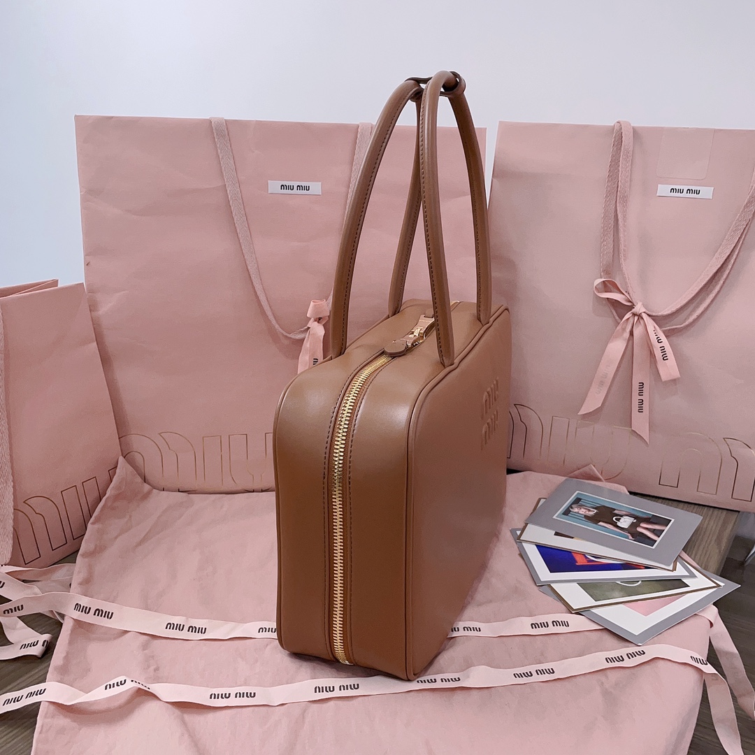 P850 5BB117：MiuMiu新品保龄球包，采用顶级进口小牛皮，皮质光滑细腻柔软，棉质缎面衬里，这款包包很酷，定格精致的多功能设计，融合男装和女装元素，随性慵懒，自然洒脱，充满个性，超大容量还很轻便，简约却不简单，各大时尚搏主几乎人手一个，尺寸：34X23X12cm（配原版包装）
