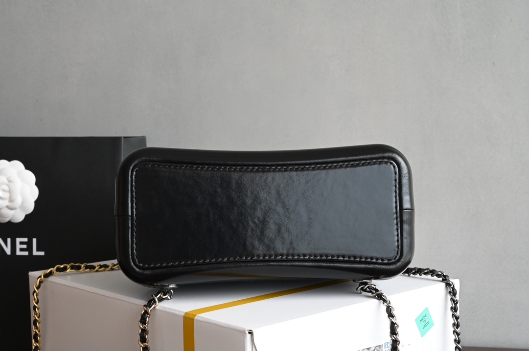 白金版▪️正品级 包装如图全新版本到货‼️ℂℋᎯℕℰℒ 𝑔𝑎𝑏𝑟𝑖𝑒𝑙𝑙𝑒经典流浪 双肩包 ✧ 黑专柜售