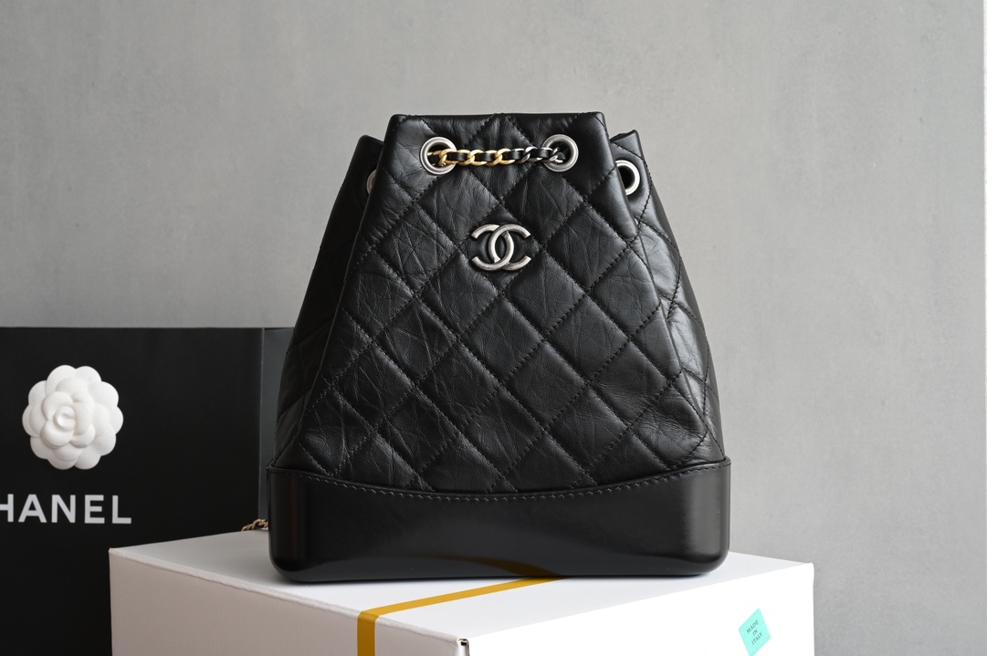 白金版▪️正品级 包装如图全新版本到货‼️ℂℋᎯℕℰℒ 𝑔𝑎𝑏𝑟𝑖𝑒𝑙𝑙𝑒经典流浪 双肩包 ✧ 黑专柜售