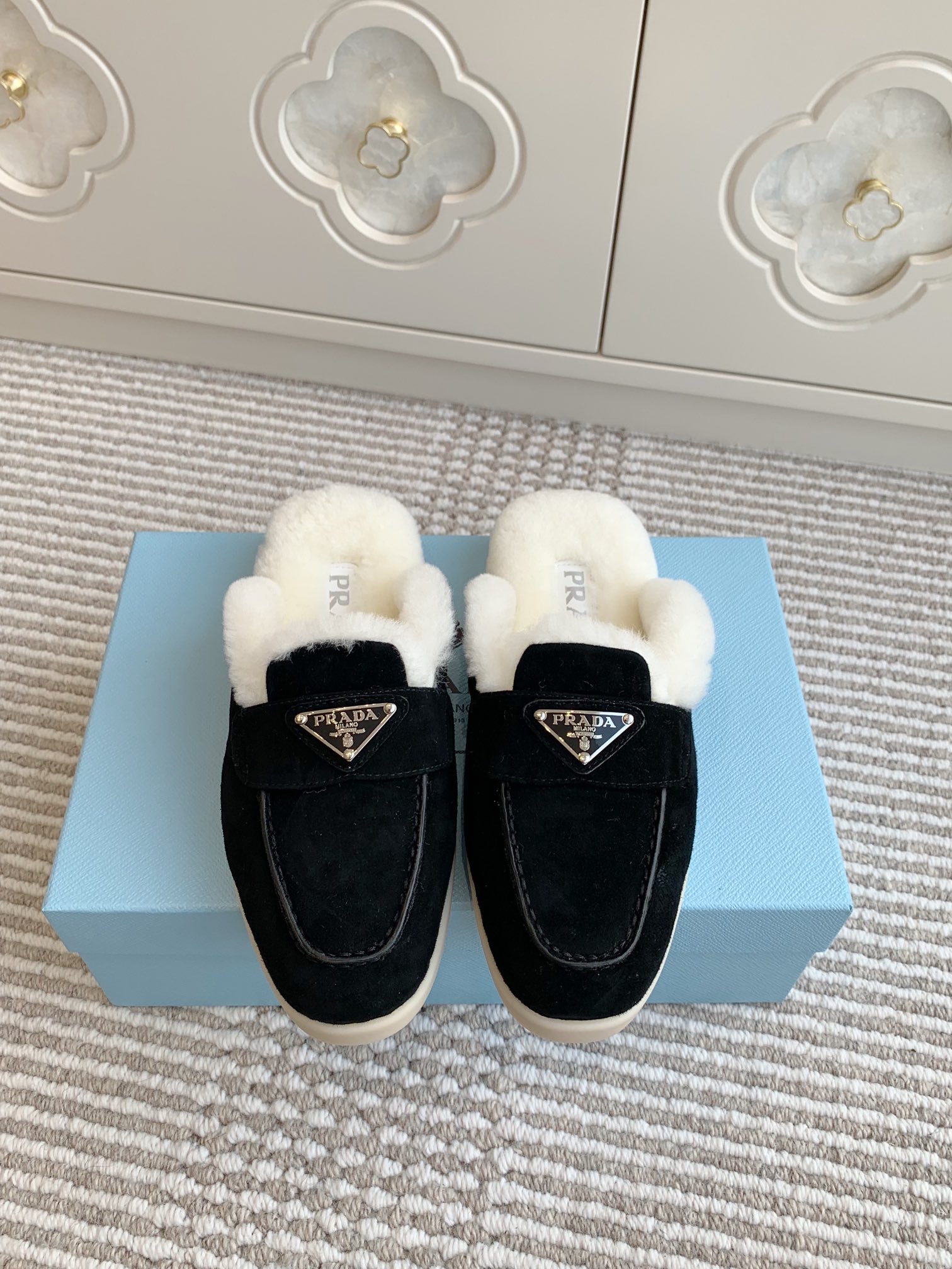 NO:613800,First batch of couple models Prada New product triangle logo autumn and winter thick-soled Mule toe-toe slippers/furry loafers Material and craftsmanship Imported sheep noodles/original custom-made imported sheepskin one-piece Real wool/warmth artifact zp molded outsole size female 35-41 male 40-46, loafers half-slip, prada, prada, loafers, slippers, sheepskin, sheep19860909批情侣款 Prada 普拉达 新品三角标秋冬厚底穆勒包头拖鞋/毛毛乐福鞋 材质与工艺 进口羊京面/原版定制进口羊皮毛一体 真羊毛/保暖神器 zp开模大底 size女35-41 男40-46,乐福鞋半拖,prada,prada,loafers,slippers,sheepskin,sheep,Women's Shoes