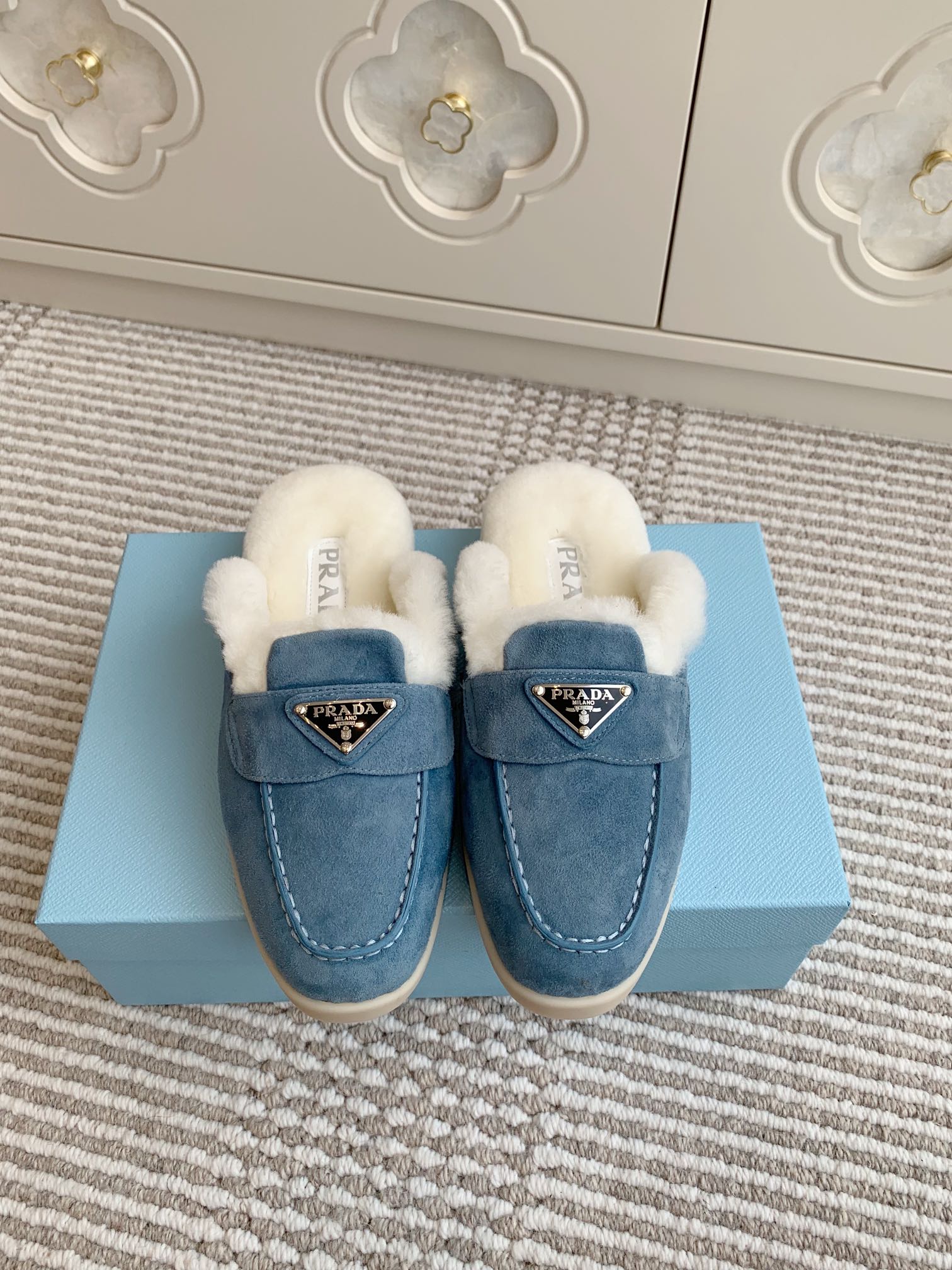 NO:613804,Batch couple model Prada New product triangle logo autumn and winter thick-soled Mule toe-toe slippers/furry loafers Material and craftsmanship Imported sheep noodles/original custom-made imported sheepskin one-piece Real wool/warmth artifact zp open mold outsole size female 35-41 male 40-46, loafers half-slip, prada, prada, loafers, slippers, sheepskin, sheep19860909批 情侣款 Prada 普拉达 新品三角标秋冬厚底穆勒包头拖鞋/毛毛乐福鞋 材质与工艺 进口羊京面/原版定制进口羊皮毛一体 真羊毛/保暖神器 zp开模大底 size女35-41 男40-46,乐福鞋半拖,prada,prada,loafers,slippers,sheepskin,sheep,Women's Shoes