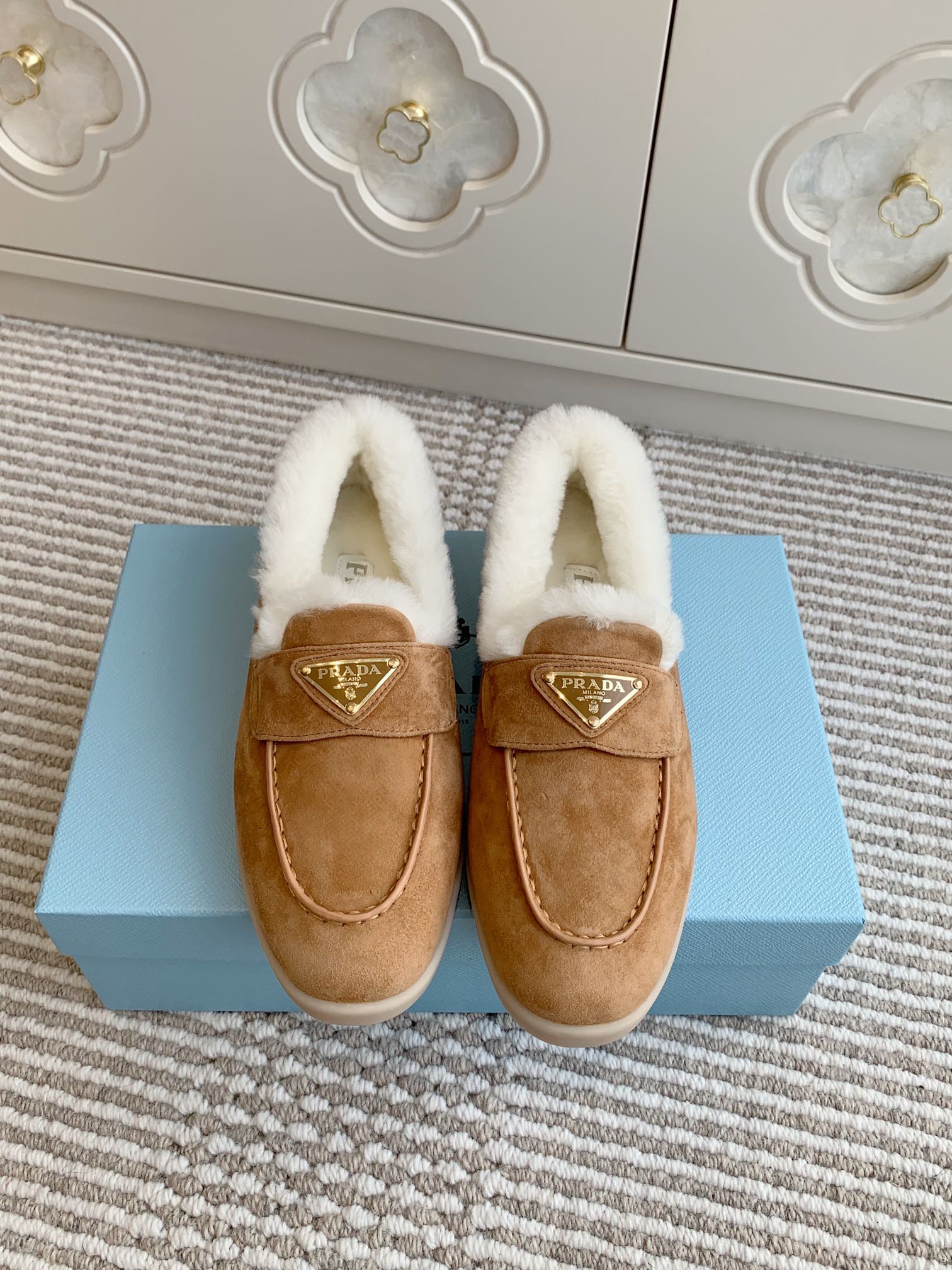 NO:613808,First batch of couple models Prada New product triangle logo autumn and winter thick-soled Mule toe-toe slippers/furry loafers Material and craftsmanship Imported sheep noodles/original custom-made imported sheepskin one-piece Real wool/warmth artifact zp molded outsole size female 35-41 male 40-46, loafers half-slip, prada, prada, loafers, slippers, sheepskin, sheep19860909批情侣款 Prada 普拉达 新品三角标秋冬厚底穆勒包头拖鞋/毛毛乐福鞋 材质与工艺 进口羊京面/原版定制进口羊皮毛一体 真羊毛/保暖神器 zp开模大底 size女35-41 男40-46,乐福鞋半拖,prada,prada,loafers,slippers,sheepskin,sheep,Women's Shoes
