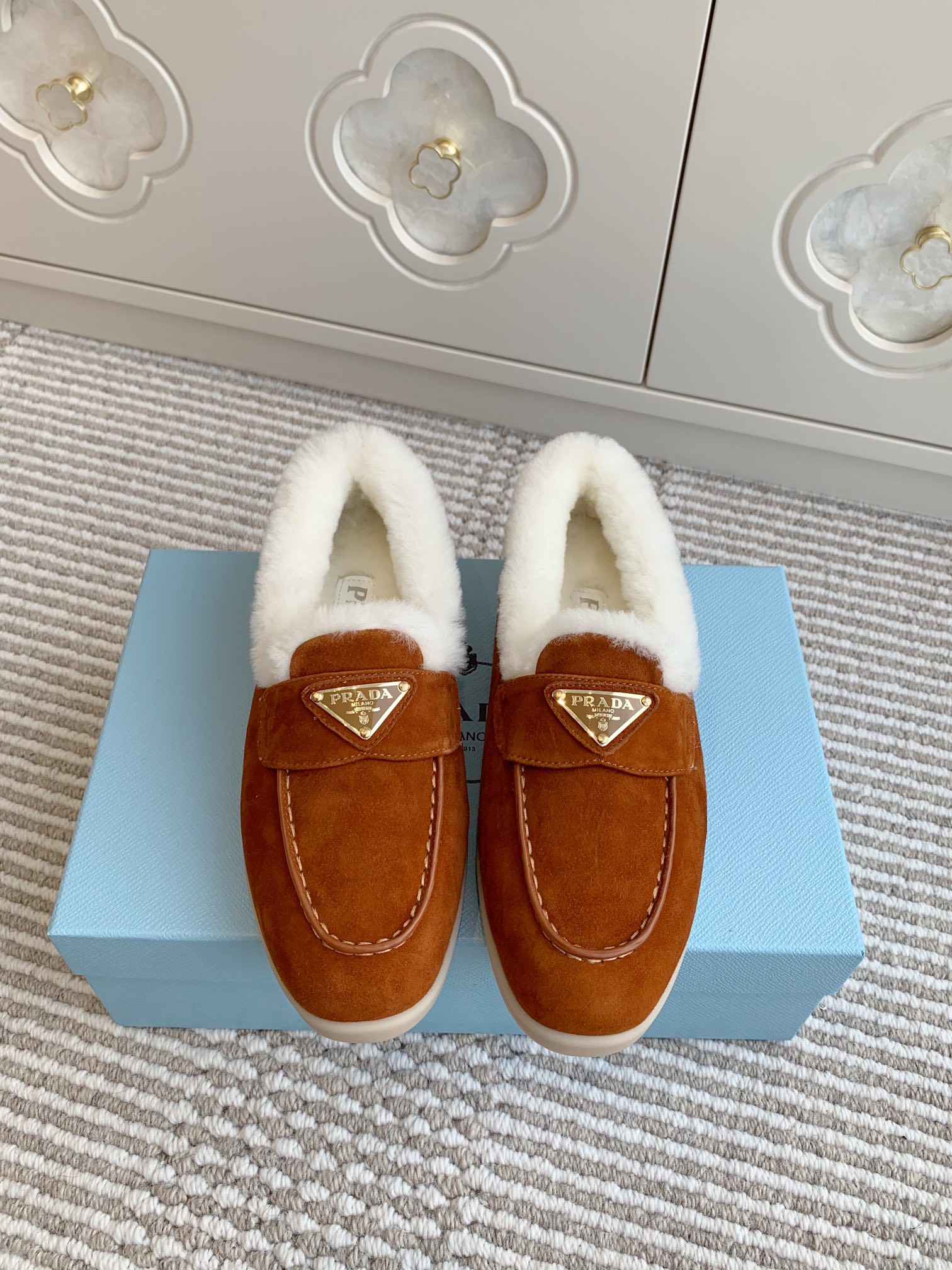 NO:613812,Batch couple model Prada New product triangle logo autumn and winter thick-soled Mule toe-toe slippers/furry loafers Material and craftsmanship Imported sheep noodles/original custom-made imported sheepskin one-piece Real wool/warmth artifact zp open mold outsole size female 35-41 male 40-46, loafers half-slip, prada, prada, loafers, slippers, sheepskin, sheep19860909批 情侣款 Prada 普拉达 新品三角标秋冬厚底穆勒包头拖鞋/毛毛乐福鞋 材质与工艺 进口羊京面/原版定制进口羊皮毛一体 真羊毛/保暖神器 zp开模大底 size女35-41 男40-46,乐福鞋半拖,prada,prada,loafers,slippers,sheepskin,sheep,Women's Shoes