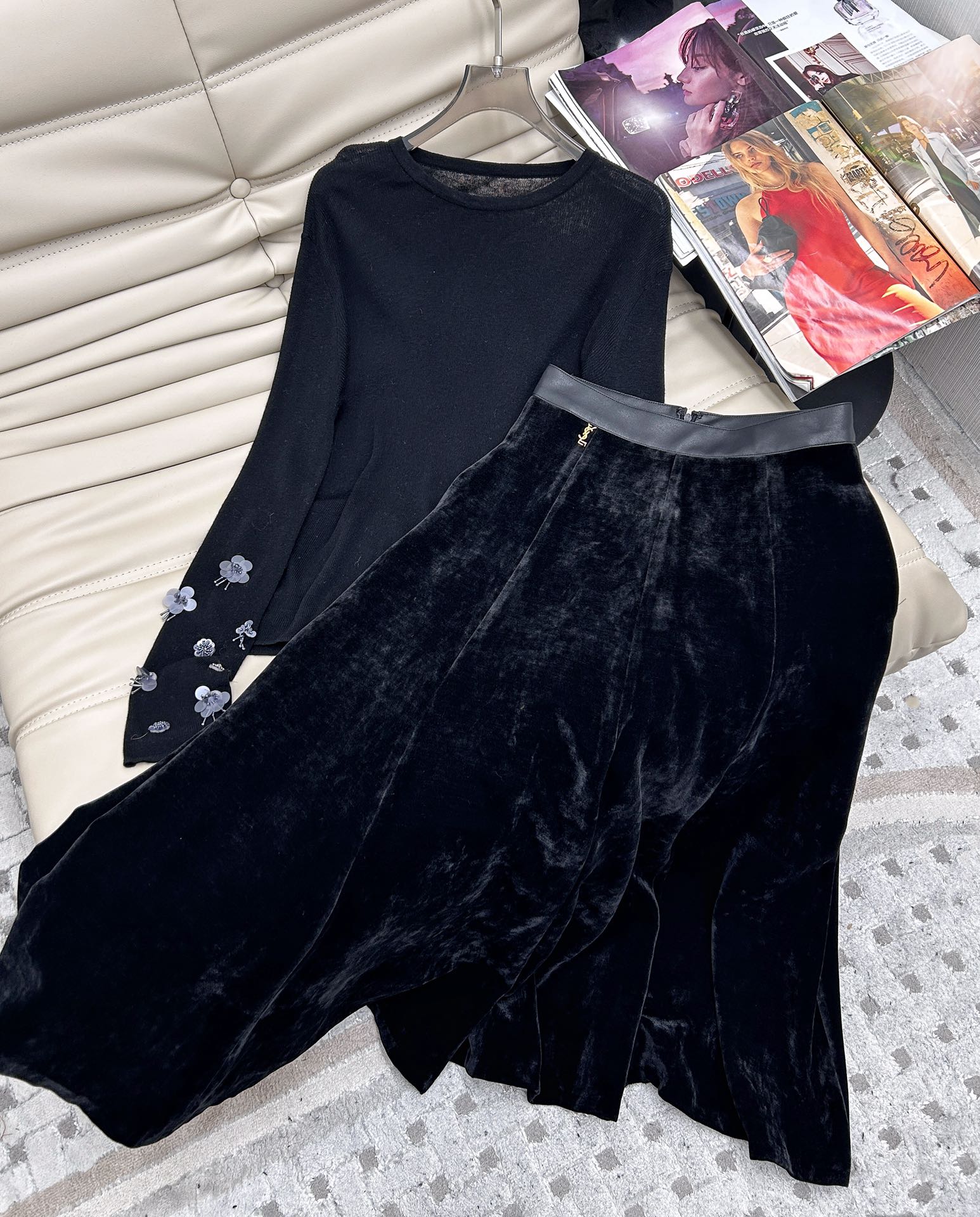 NO:314212,50 tops 80 skirts——The latest autumn and winter series absolutely popular velvet skirts. Imported velvet fabric, soft and comfortable. Super nice and clean cut. With a crisp feeling, invincible slimming. It turns into long legs in seconds. Whoever wears it looks good. The skirt is high-waisted leather-paired design. It looks slim and gorgeous more than specific occasions. Daily exquisite and dreamy H-shaped skirt body does not pick on the figure. Clever length must be purchased. Very high-end black, skirts, alexander wang1986090950上衣80半裙———秋冬最新款系列绝对爆款丝绒半裙 进口丝绒面料 柔软舒适 版型超棒干净利落的剪裁 自带挺括感 无敌显瘦 秒变大长腿 谁穿谁好看 半身裙高腰拼皮设计 显瘦华丽不止于特定场合 日常精致梦幻H型裙身不挑身材 巧妙的裙长 必入款 很高级黑色,,skirts,alexander wang,Women's clothing